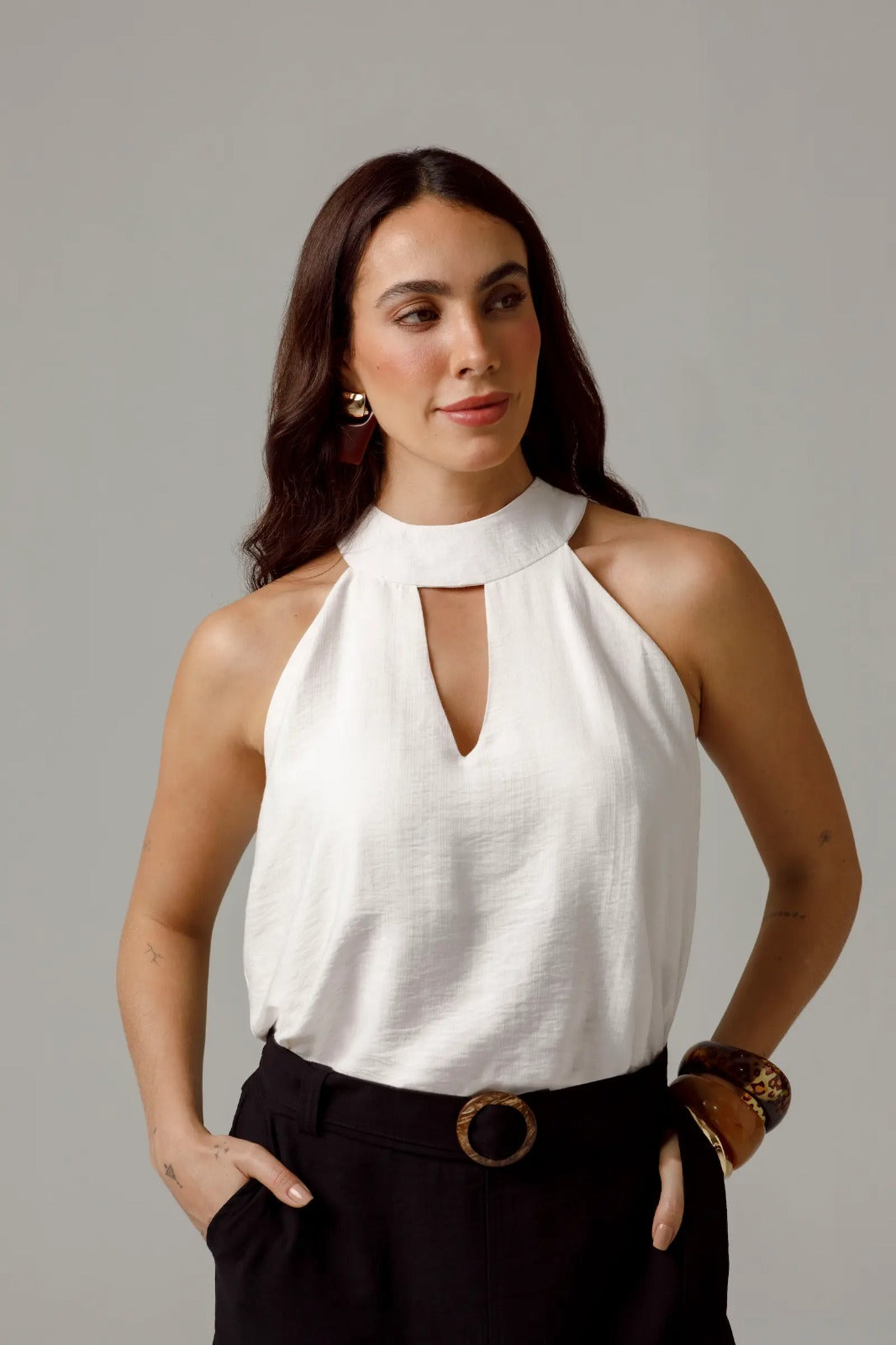 BLUSA MANGA SISA PARA MUJER ESCOTE HALTER CON ABERTURA V Y ANUDADO EN ESPALDA Adrissa | Ropa para mujer Blusas
