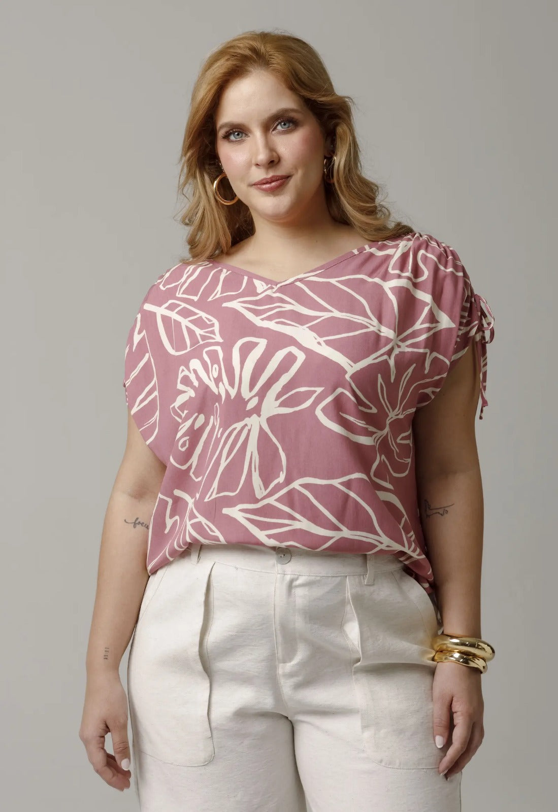 BLUSA ESCOTE V TALLAS GRANDES MANGA INCLUIDA CON CANAL EN HOMBROS CON RECOGIDO