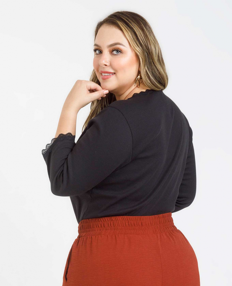 CAMISETA NEGRA TALLAS GRANDES CON ENCAJE Adrissa