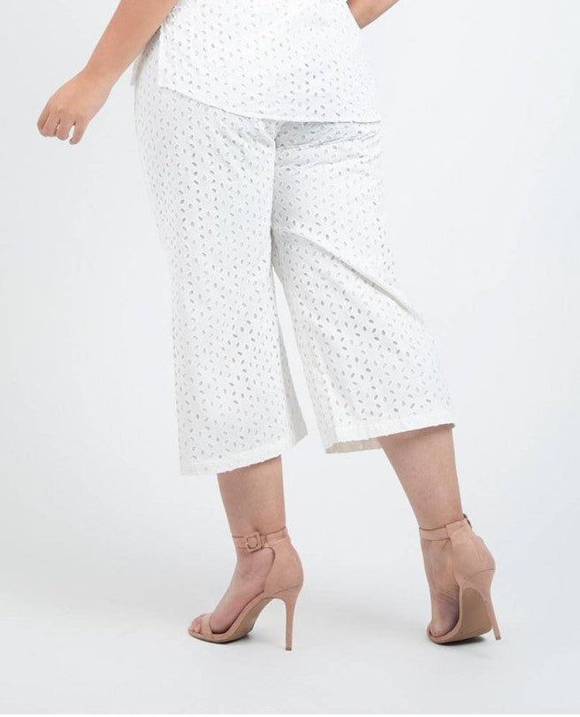 PANTALÓN CORTO EN TELA CON EFECTO OJALILLO PLUS SIZE Adrissa