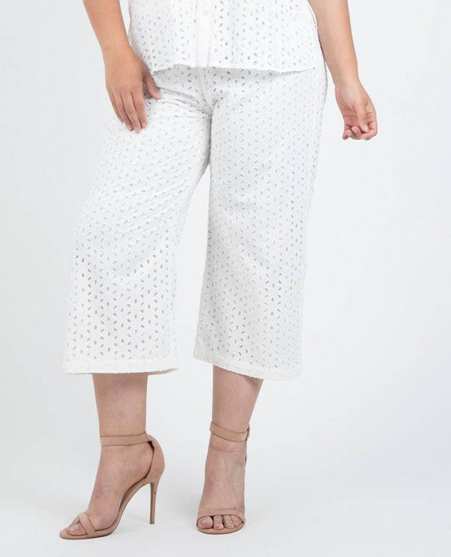 PANTALÓN CORTO EN TELA CON EFECTO OJALILLO PLUS SIZE Adrissa