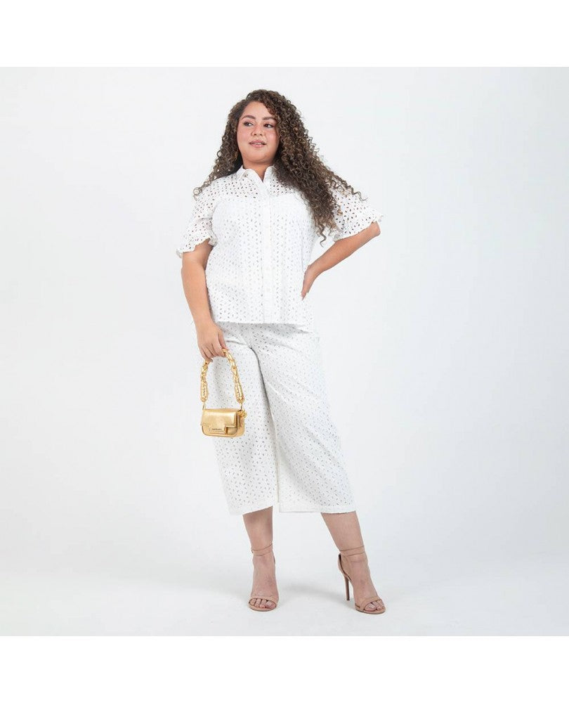 PANTALÓN CORTO EN TELA CON EFECTO OJALILLO PLUS SIZE Adrissa