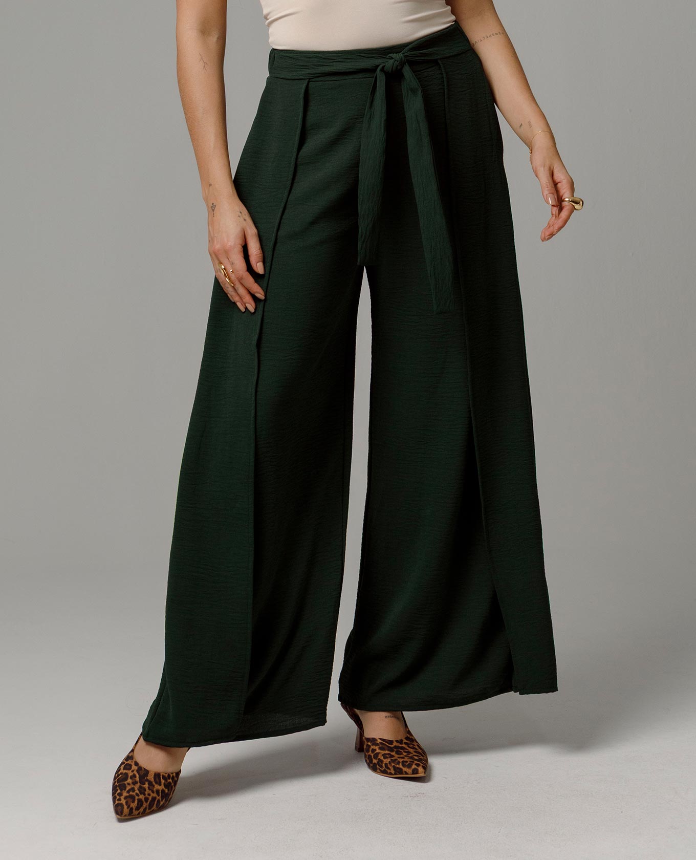 PANTALÓN PAREO SILUETA WIDE LEG TELA CON EFECTO Y BOLSILLOS LATERALES Adrissa | Ropa para mujer Pantalones