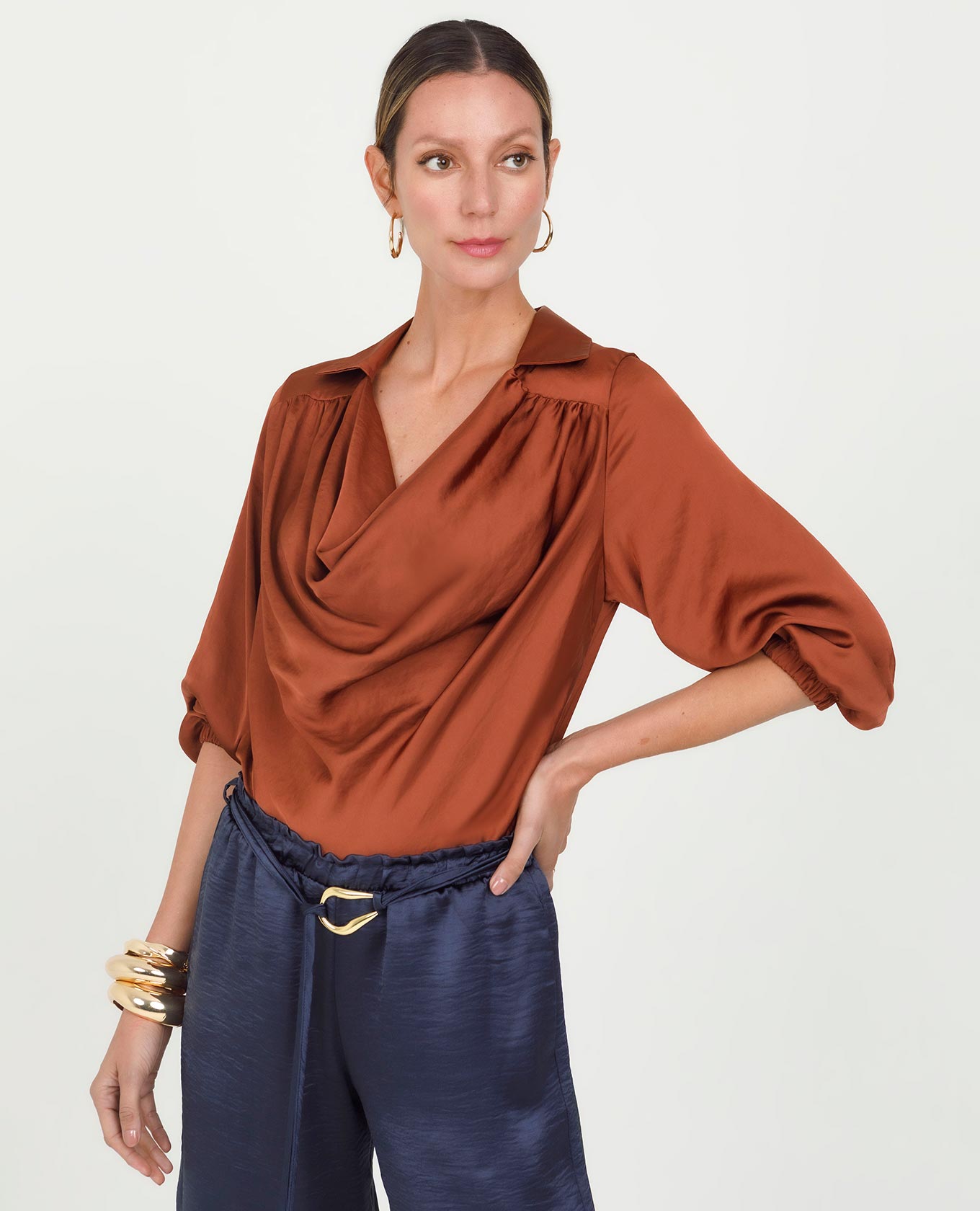 BLUSA BÁSICA GABRIELA DRAPEADA TELA SATINADA