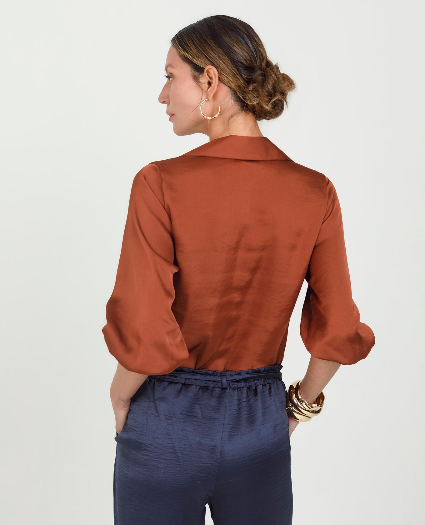 BLUSA BÁSICA GABRIELA DRAPEADA TELA SATINADA