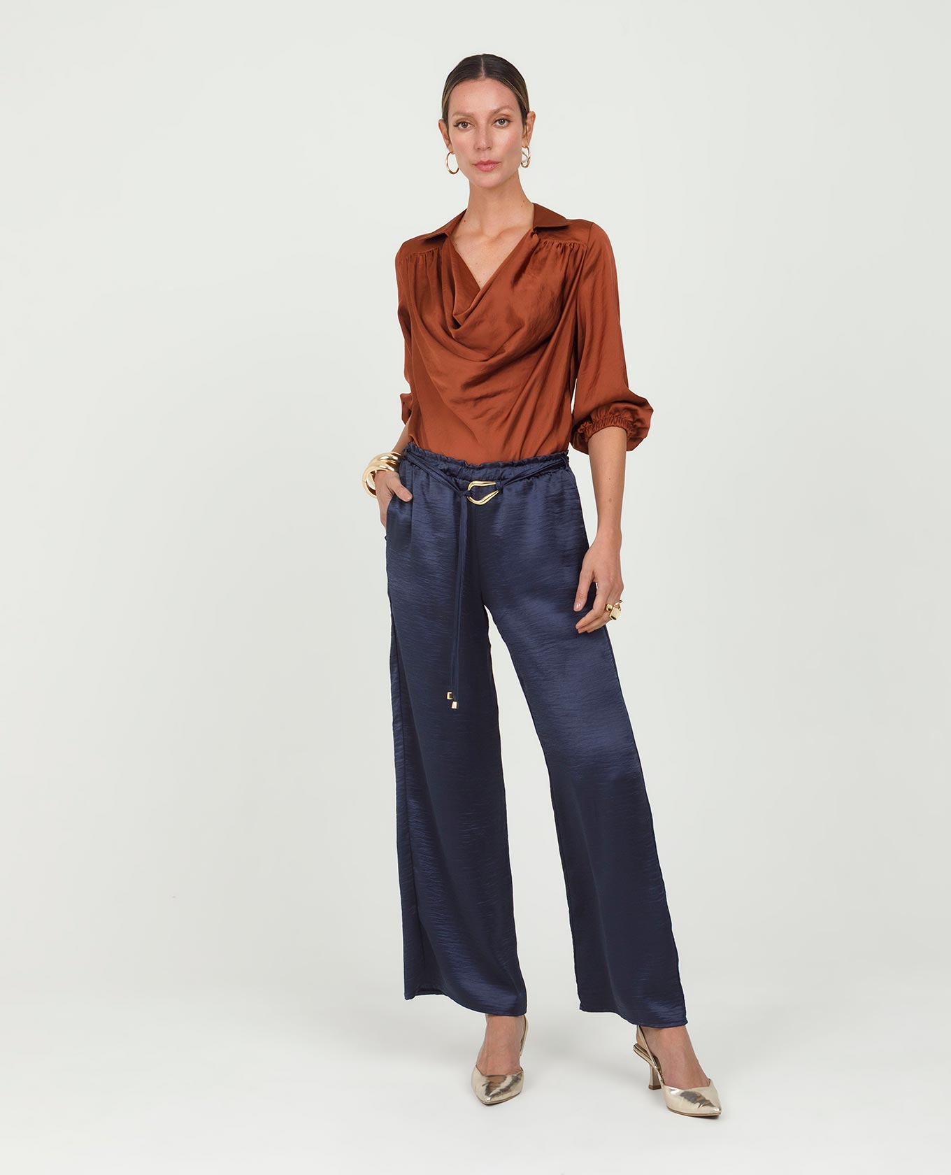 BLUSA BÁSICA GABRIELA DRAPEADA TELA SATINADA