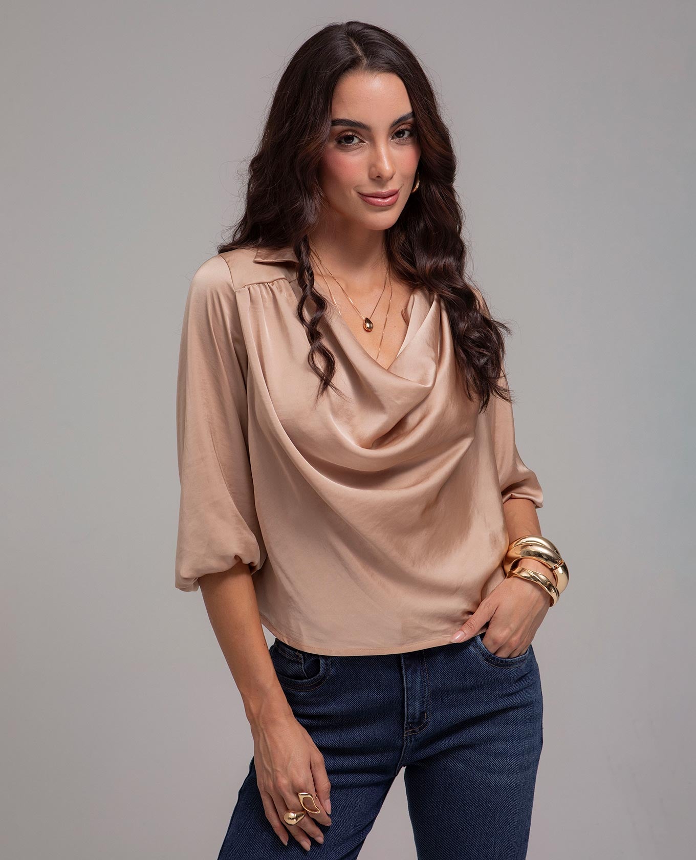 BLUSA BÁSICA GABRIELA DRAPEADA TELA SATINADA Adrissa Blusas