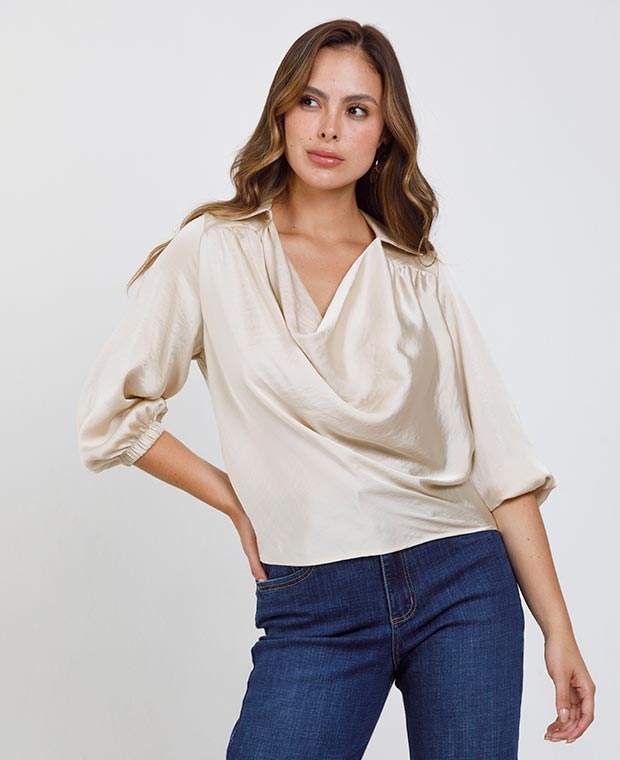 BLUSA BÁSICA GABRIELA DRAPEADA TELA SATINADA BEIGE Adrissa
