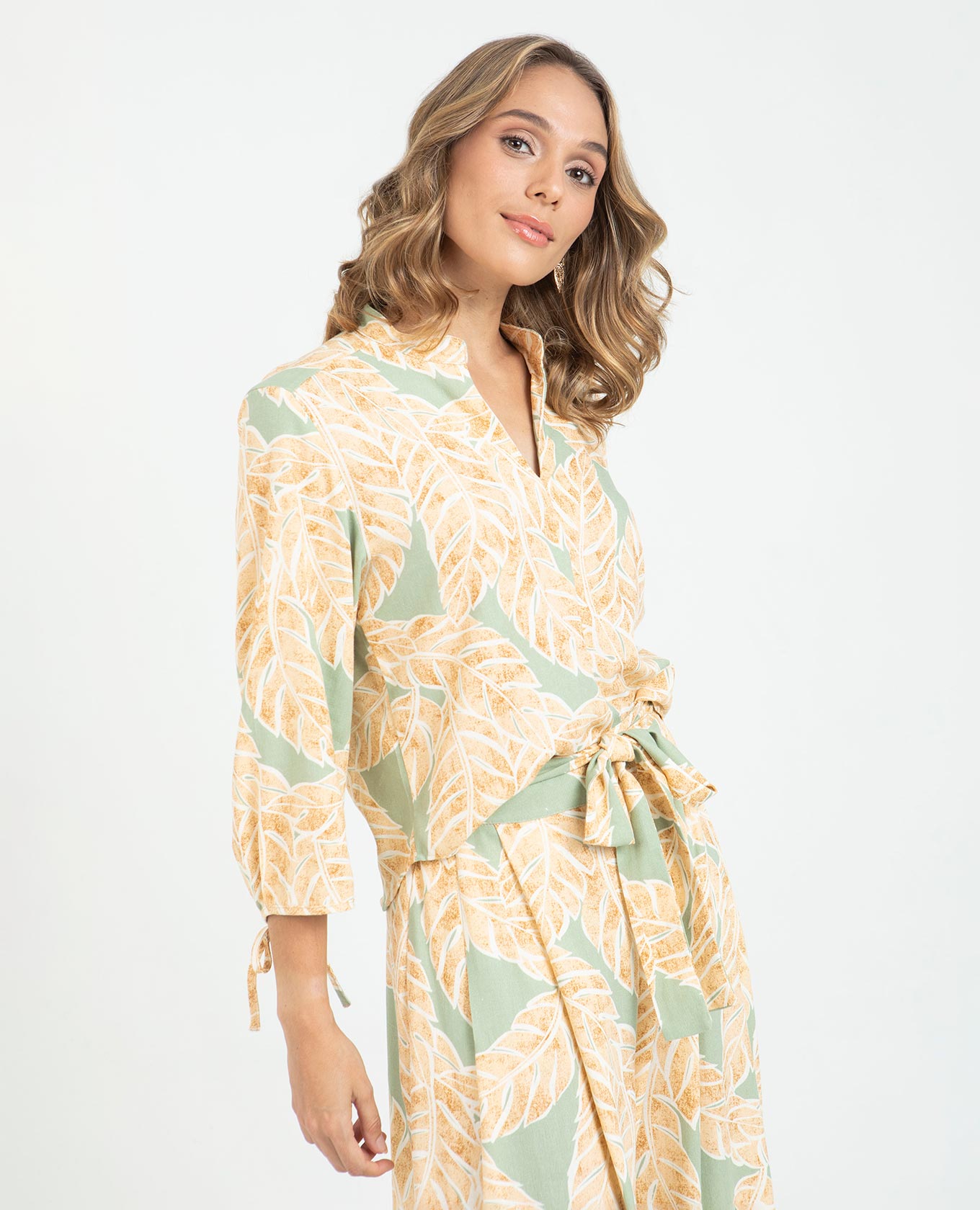 BLUSA ESTAMPADA PARA MUJER CUELLO NERU CON DETALLE DE ANUDADO EN MANGAS Adrissa