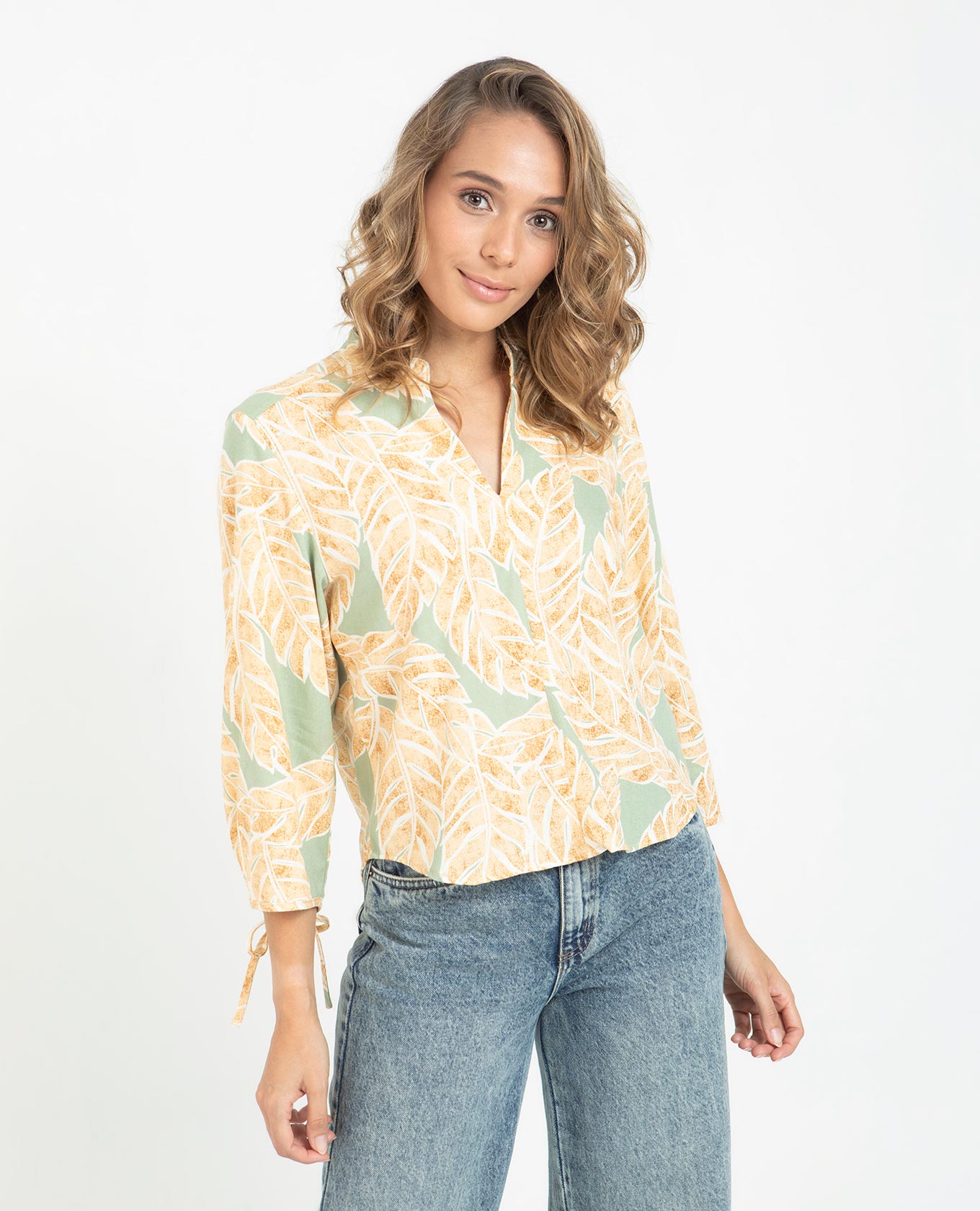 BLUSA ESTAMPADA PARA MUJER CUELLO NERU CON DETALLE DE ANUDADO EN MANGAS Adrissa