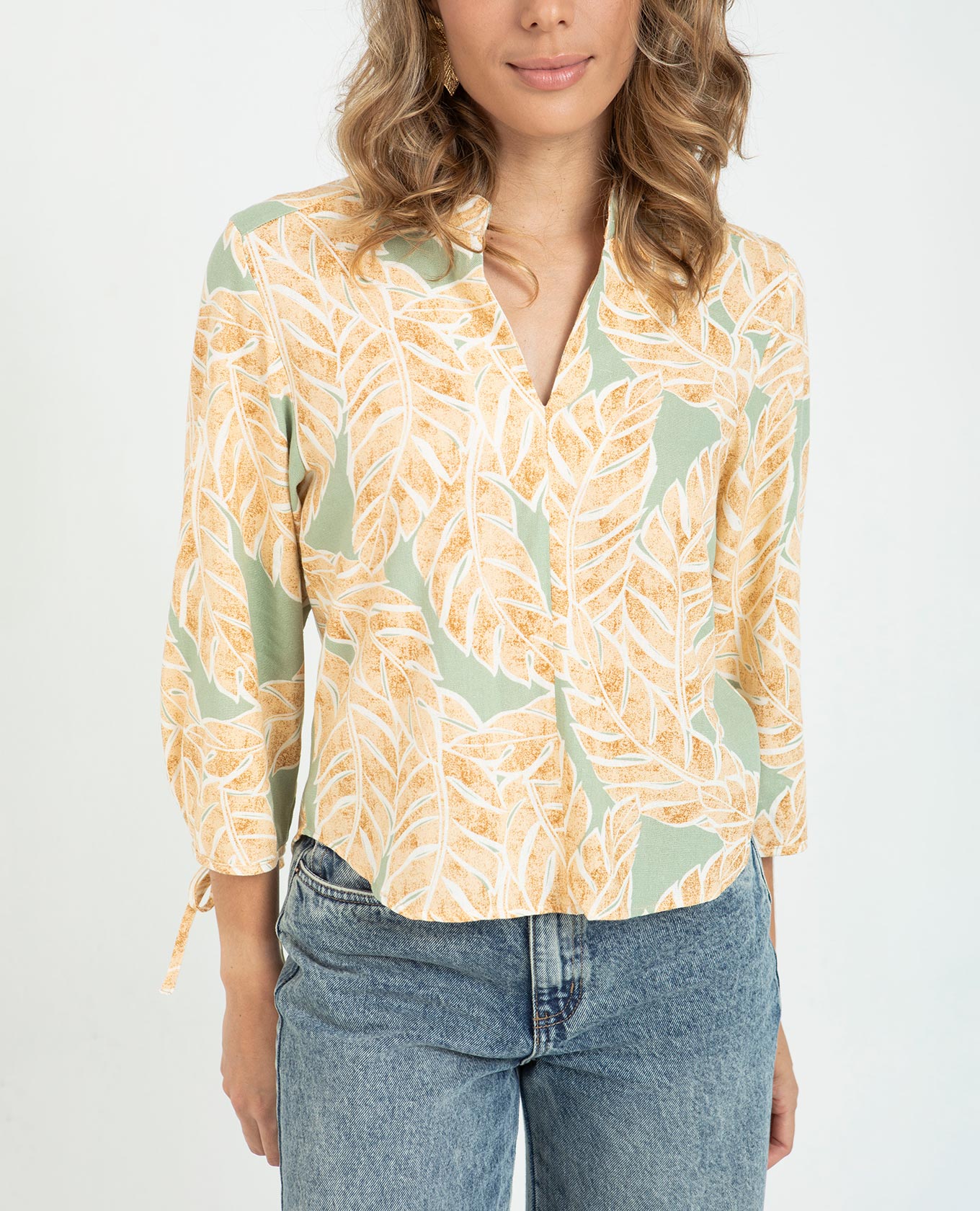 BLUSA ESTAMPADA PARA MUJER CUELLO NERU CON DETALLE DE ANUDADO EN MANGAS Adrissa