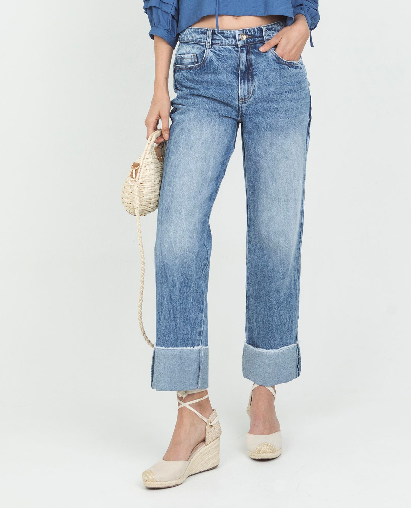 JEAN REGULAR PARA MUJER CON BOTA DOBLADA TONO MEDIO PRETINA DELGADA Adrissa | Ropa para mujer