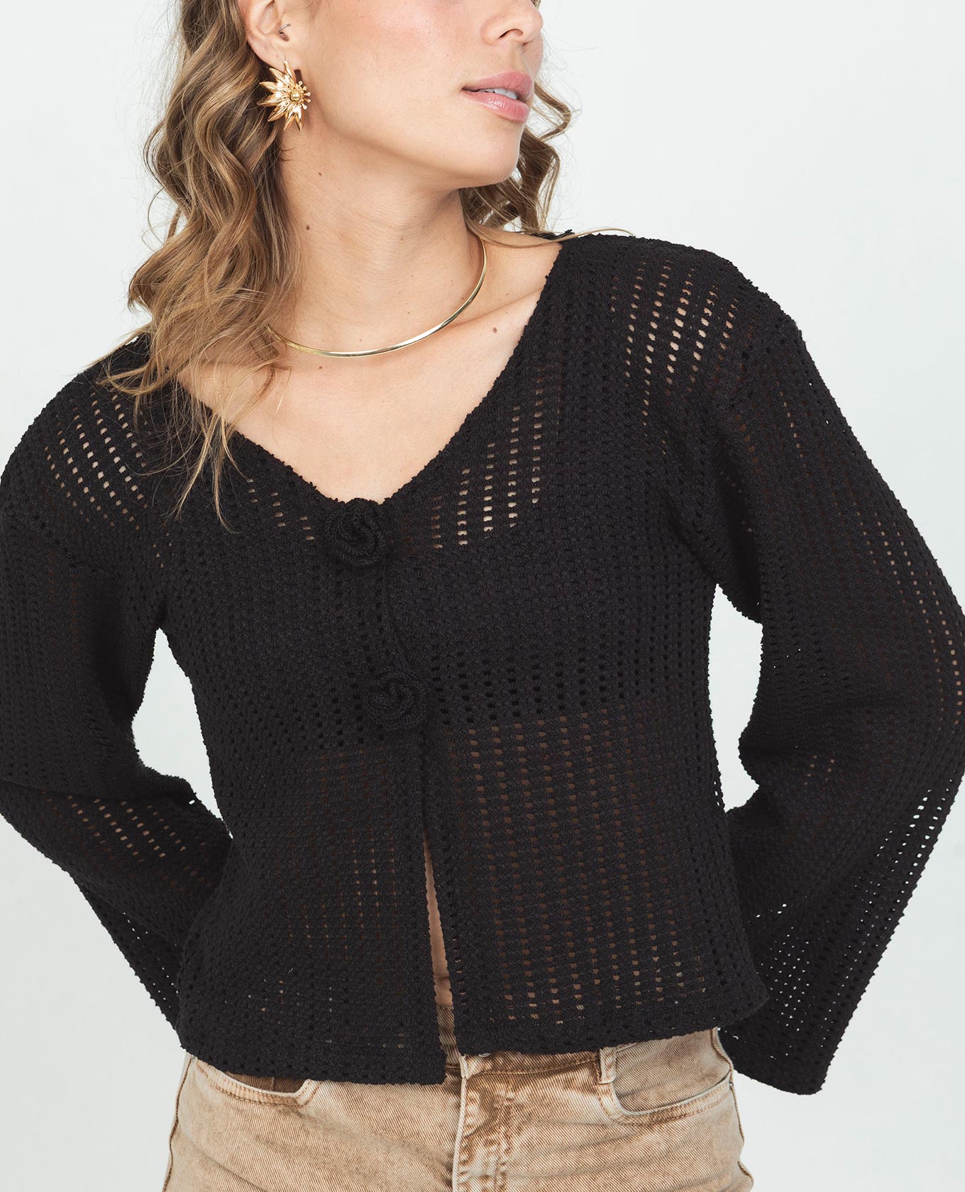 CARDIGAN NEGRO PARA MUJER ESCOTE V CON APLIQUE EN CROCHET Y MANGAS TIPO CAMPANA Adrissa
