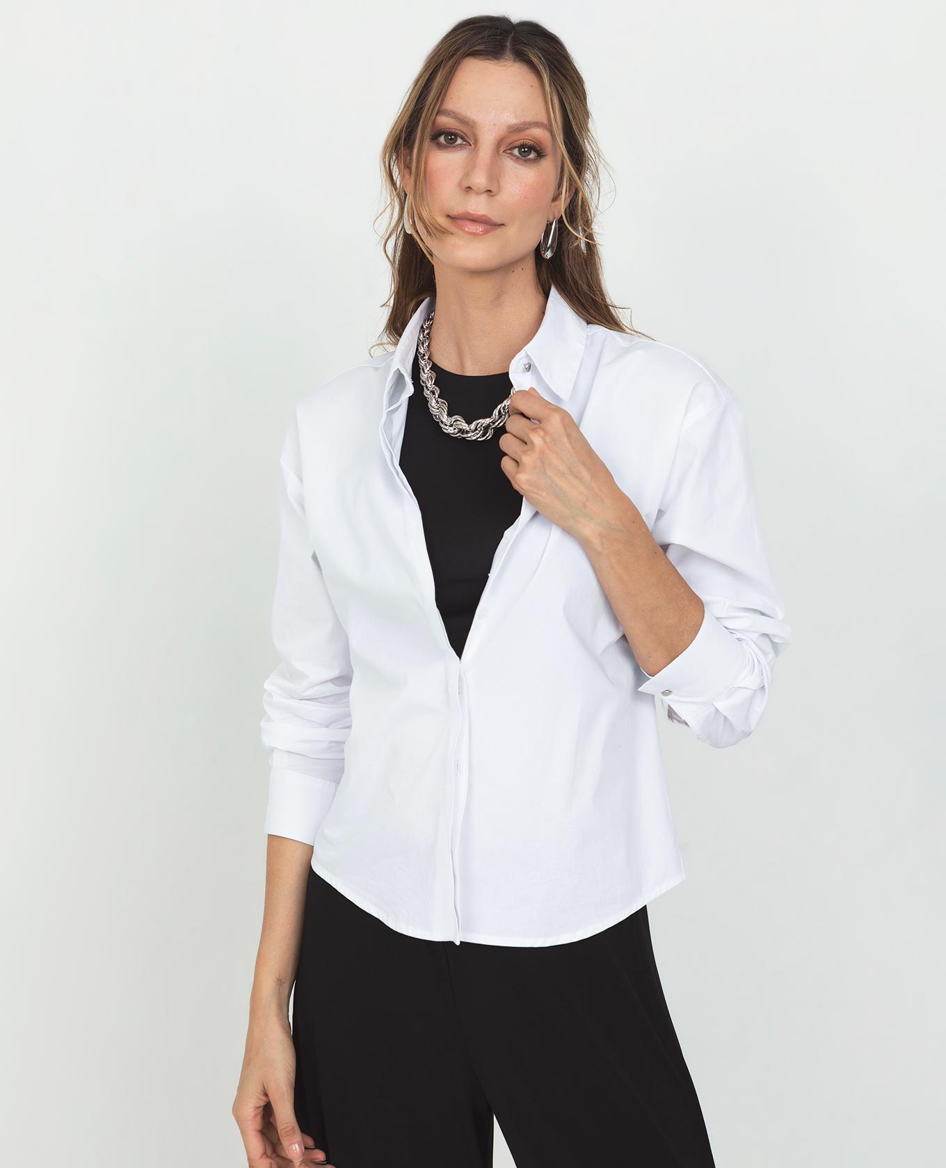 CAMISA BLANCA PARA MUJER MANGA LARGA CON BOTONES METÁLICOS EN BANDA Y PUÑOS Adrissa | Ropa para mujer Blusas