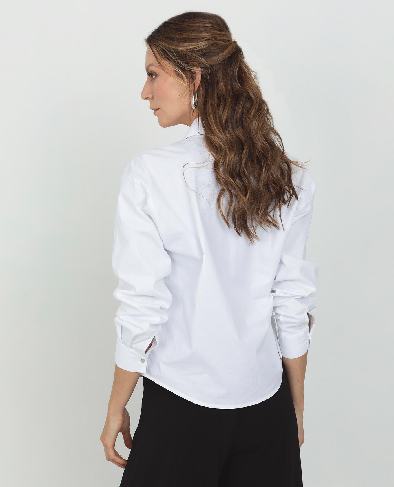CAMISA BLANCA PARA MUJER MANGA LARGA CON BOTONES METÁLICOS EN BANDA Y PUÑOS Adrissa | Ropa para mujer Blusas