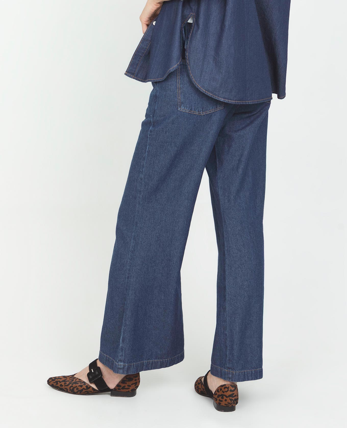 PANTALÓN CHAMBRAY PARA MUJER CINTURA CON ELÁSTICO COSTURAS EN CONTRASTE Adrissa | Ropa para mujer Jeans