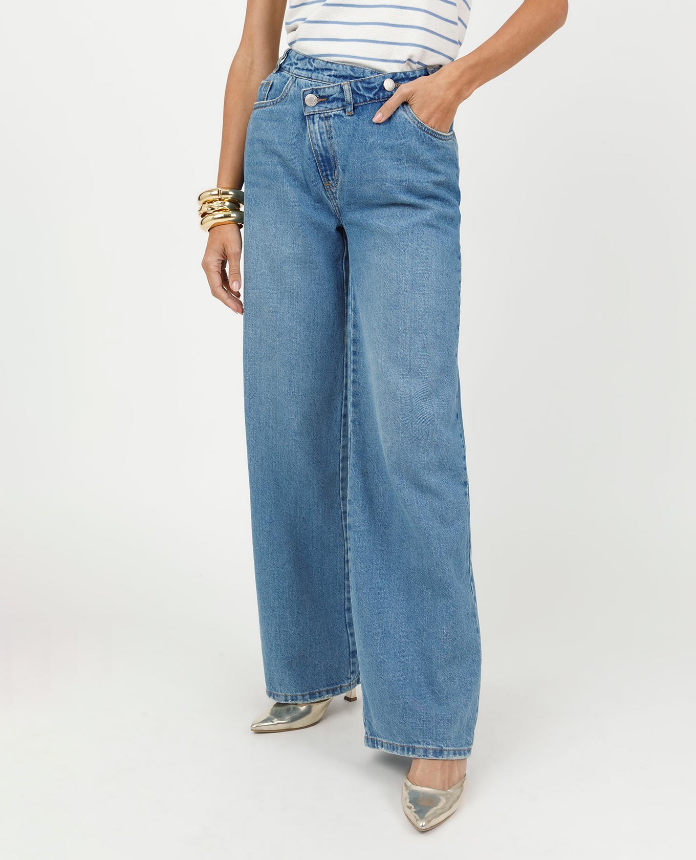 JEAN WIDE LEG PARA MUJER PRETINA CRUZADA TONO MEDIO CINCO BOLSILLOS Adrissa | Ropa para mujer Jeans
