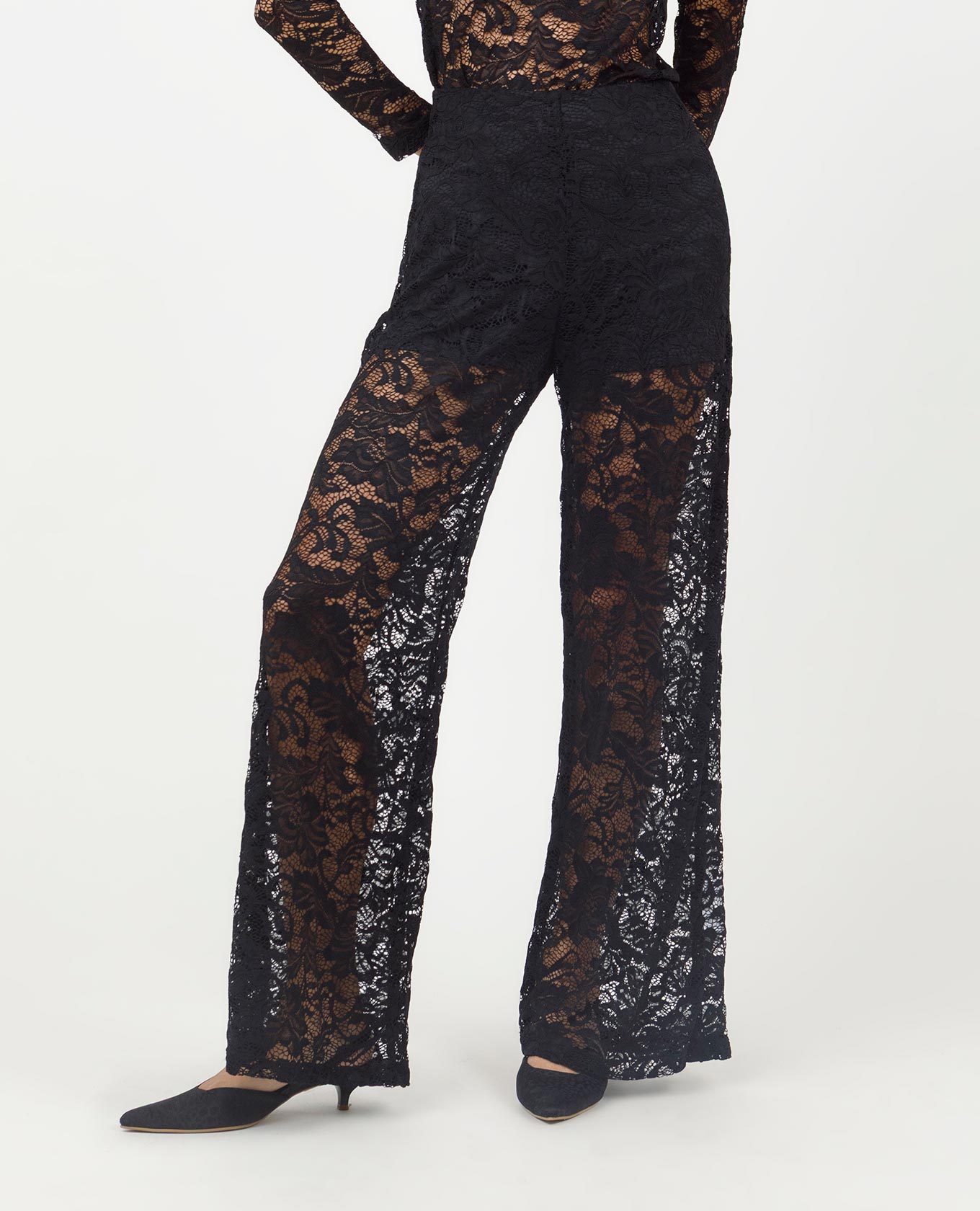 PANTALÓN NEGRO PARA MUJER EN ENCAJE CON FORRO CORTO Adrissa | Ropa para mujer