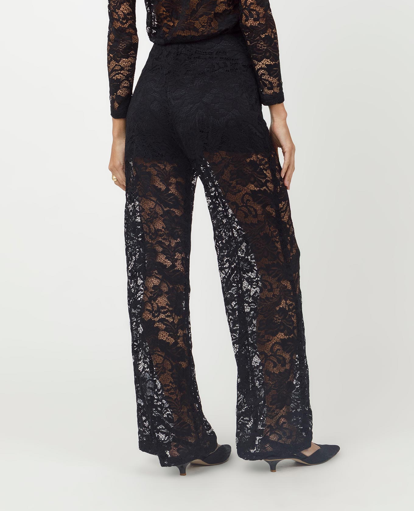 PANTALÓN NEGRO PARA MUJER EN ENCAJE CON FORRO CORTO Adrissa | Ropa para mujer