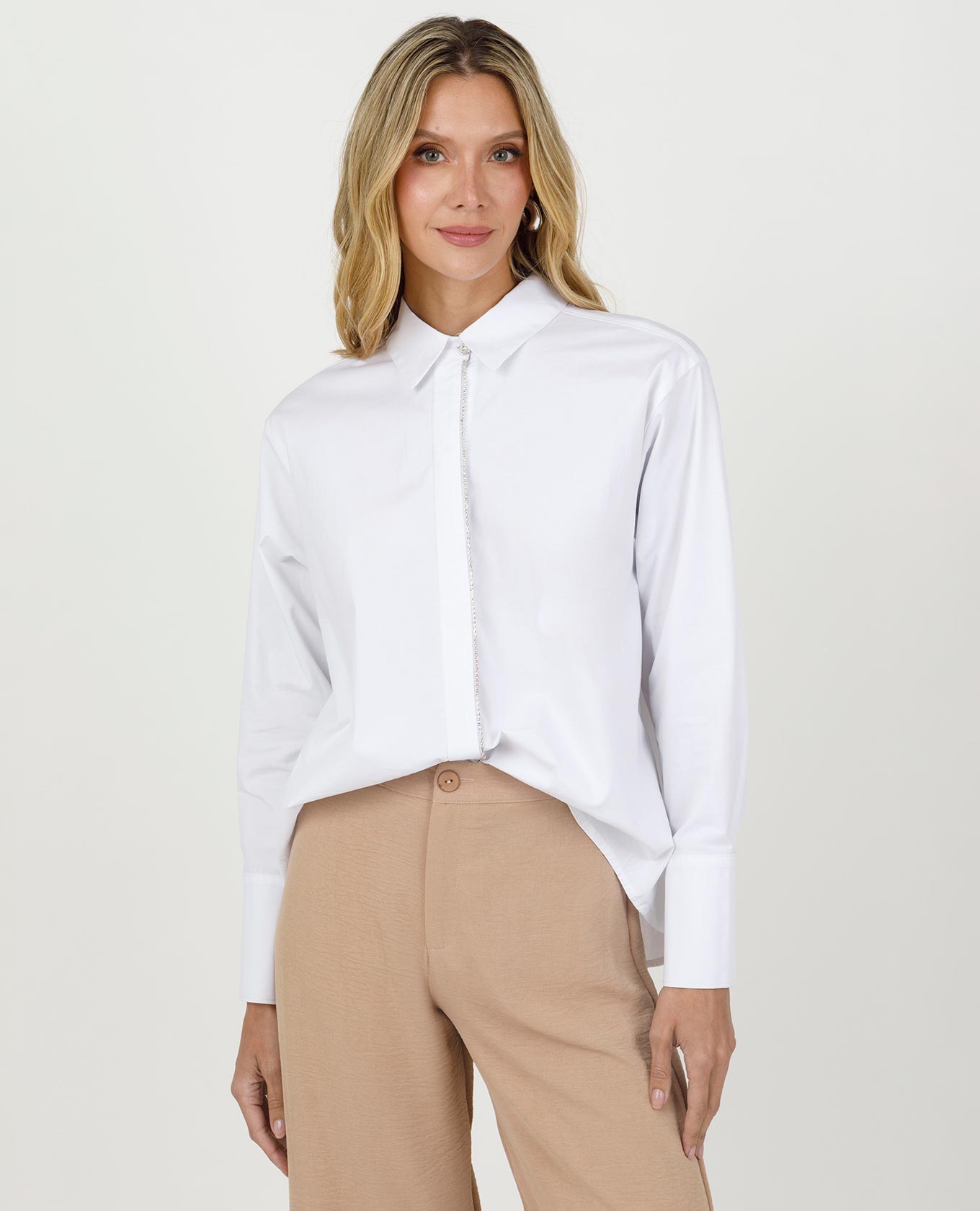 CAMISA BLANCA PARA MUJER MANGA LARGA APLIQUE EN PERILLA Y BOTONES DECORATIVOS Adrissa | Ropa para mujer Blusas