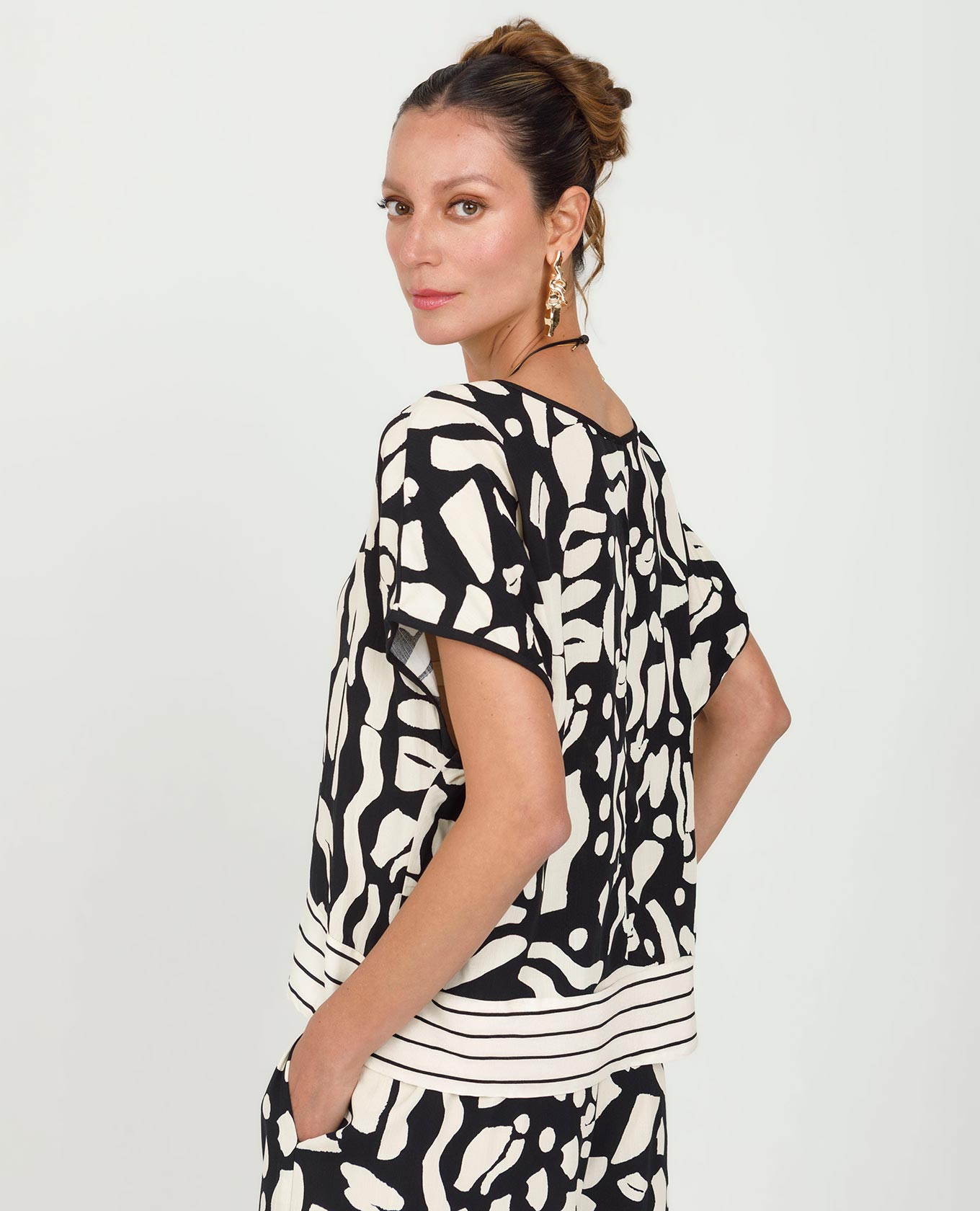 BLUSA MANGA RODADA PARA MUJER ESTAMPADO BICOLOR EN MEZCLA DE TELAS Adrissa | Ropa para mujer Blusas