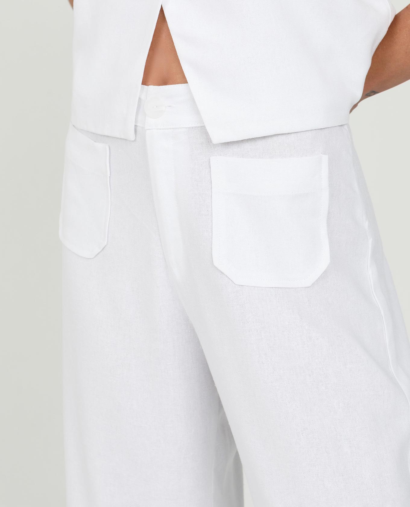 PANTALÓN BLANCO PARA MUJER SILUETA RECTA CON BOLSILLOS TIPO PARCHE Adrissa | Ropa para mujer Blusas