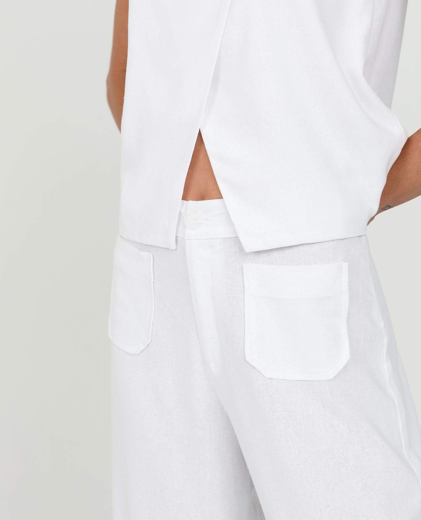 TOP BLANCO PARA MUJER MANGA SISA FRENTE CRUZADO CON BOTONES DECORATIVOS