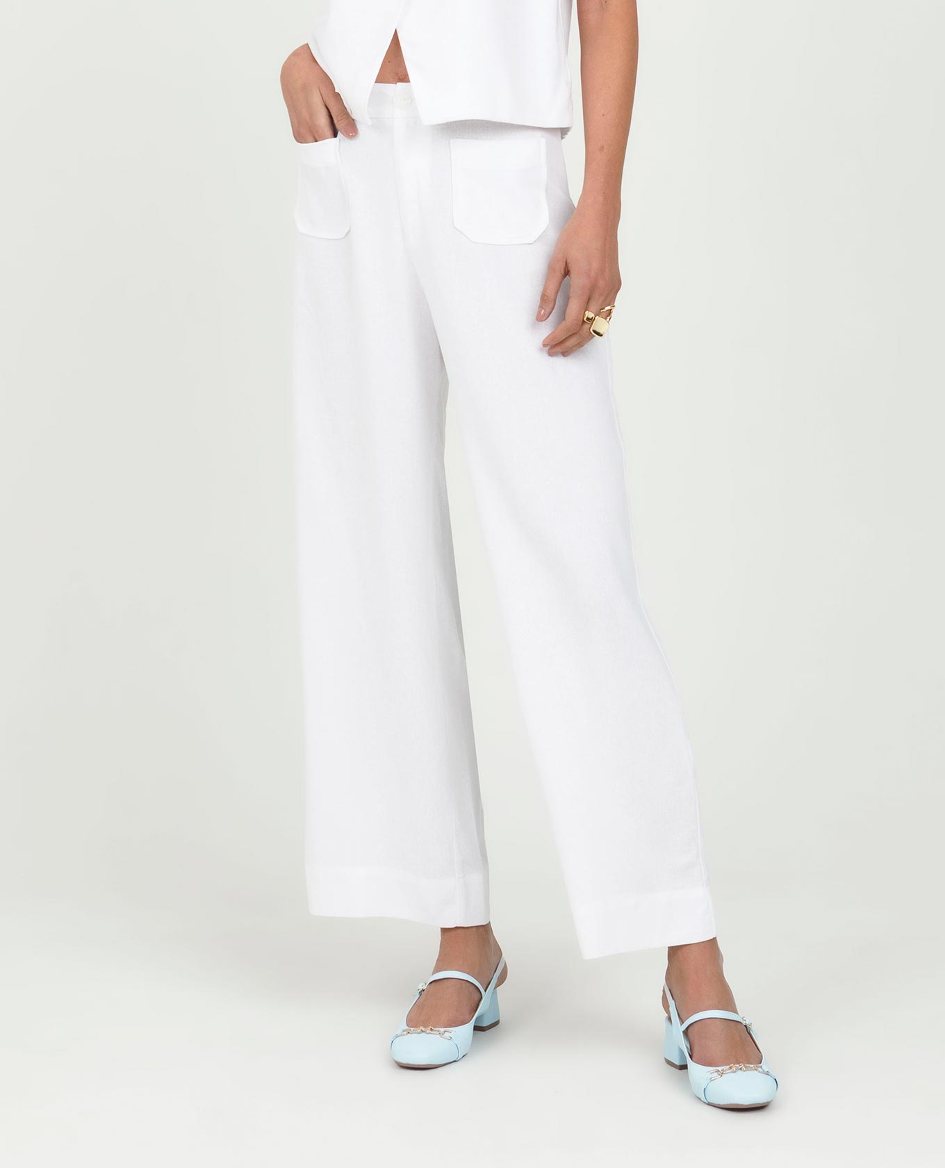 PANTALÓN BLANCO PARA MUJER SILUETA RECTA CON BOLSILLOS TIPO PARCHE Adrissa | Ropa para mujer Blusas