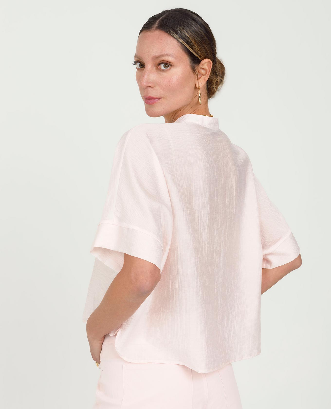 CAMISA CORTA PARA MUJER CUELLO NERU MANGA INCLUIDA TELA CON EFECTO