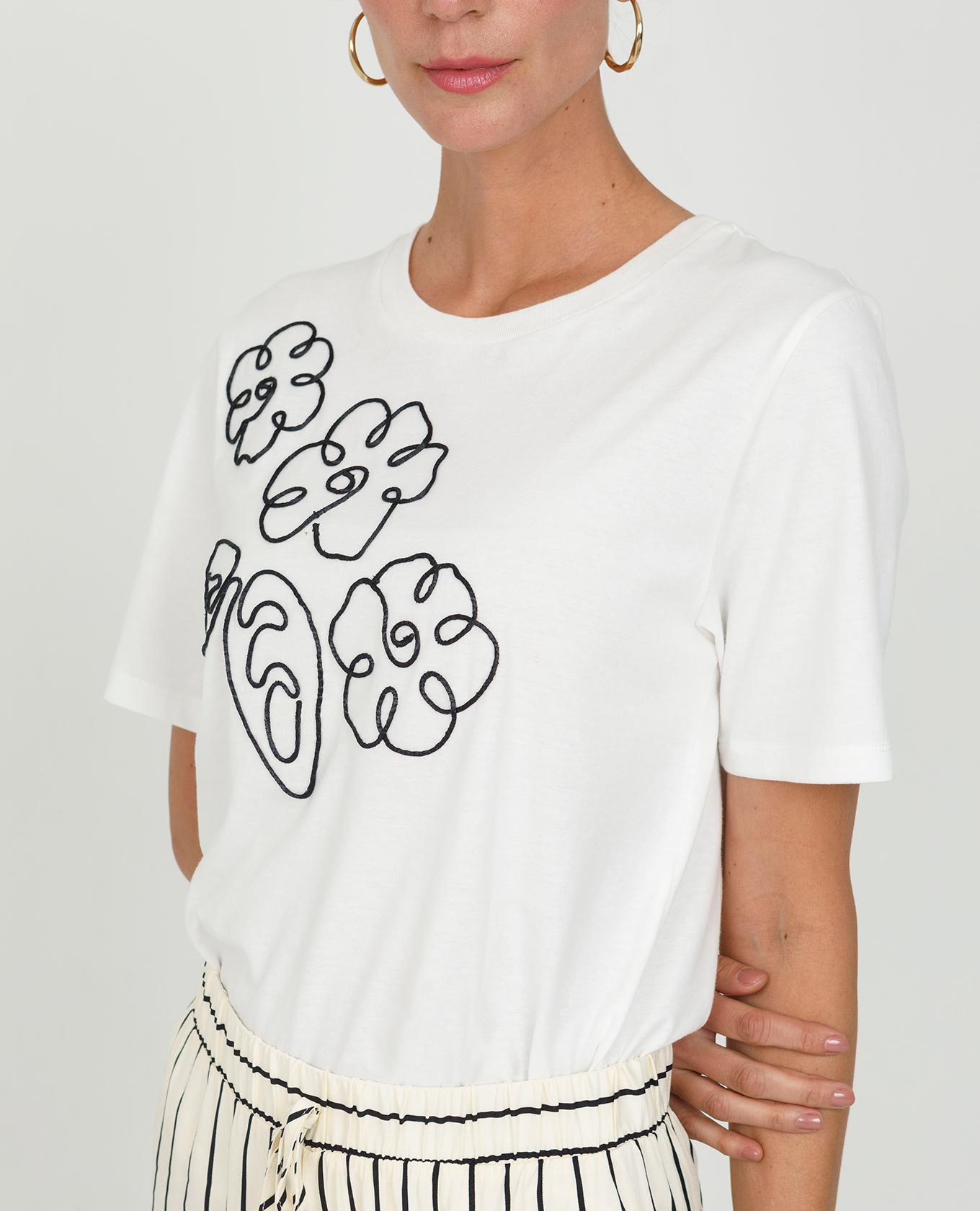 CAMISETA EN ALGODON PARA MUJER CON BORDADO CORDÓN CUELLO REDONDO Adrissa | Ropa para mujer Blusas