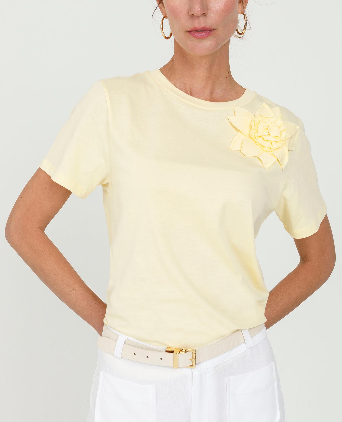 CAMISETA EN ALGODÓN PARA MUJER CON FLOR MANUAL TONO A TONO