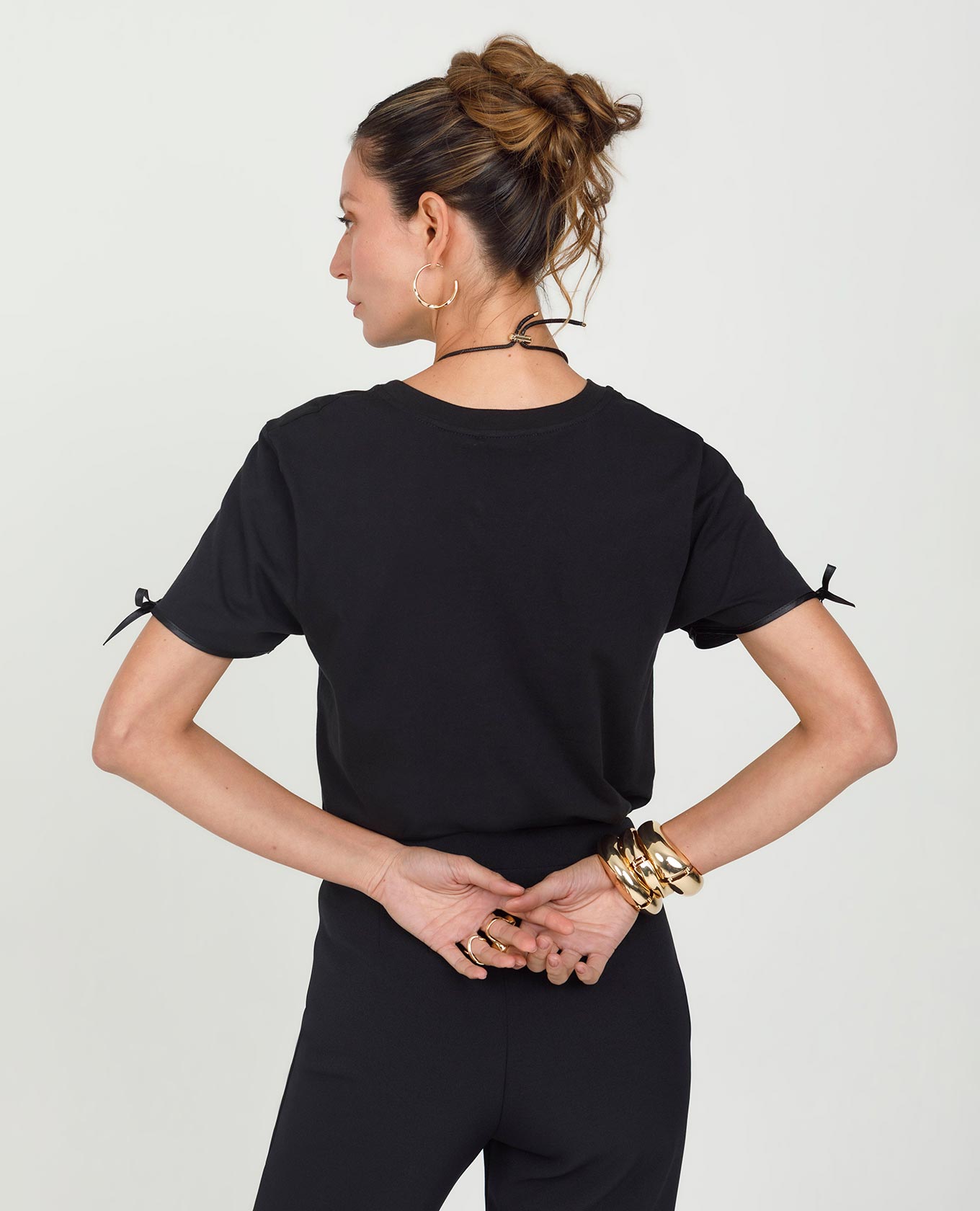 CAMISETA NEGRA PARA MUJER EN ALGODON CON SESGO SATINADO EN MANGAS Adrissa | Ropa para mujer Blusas