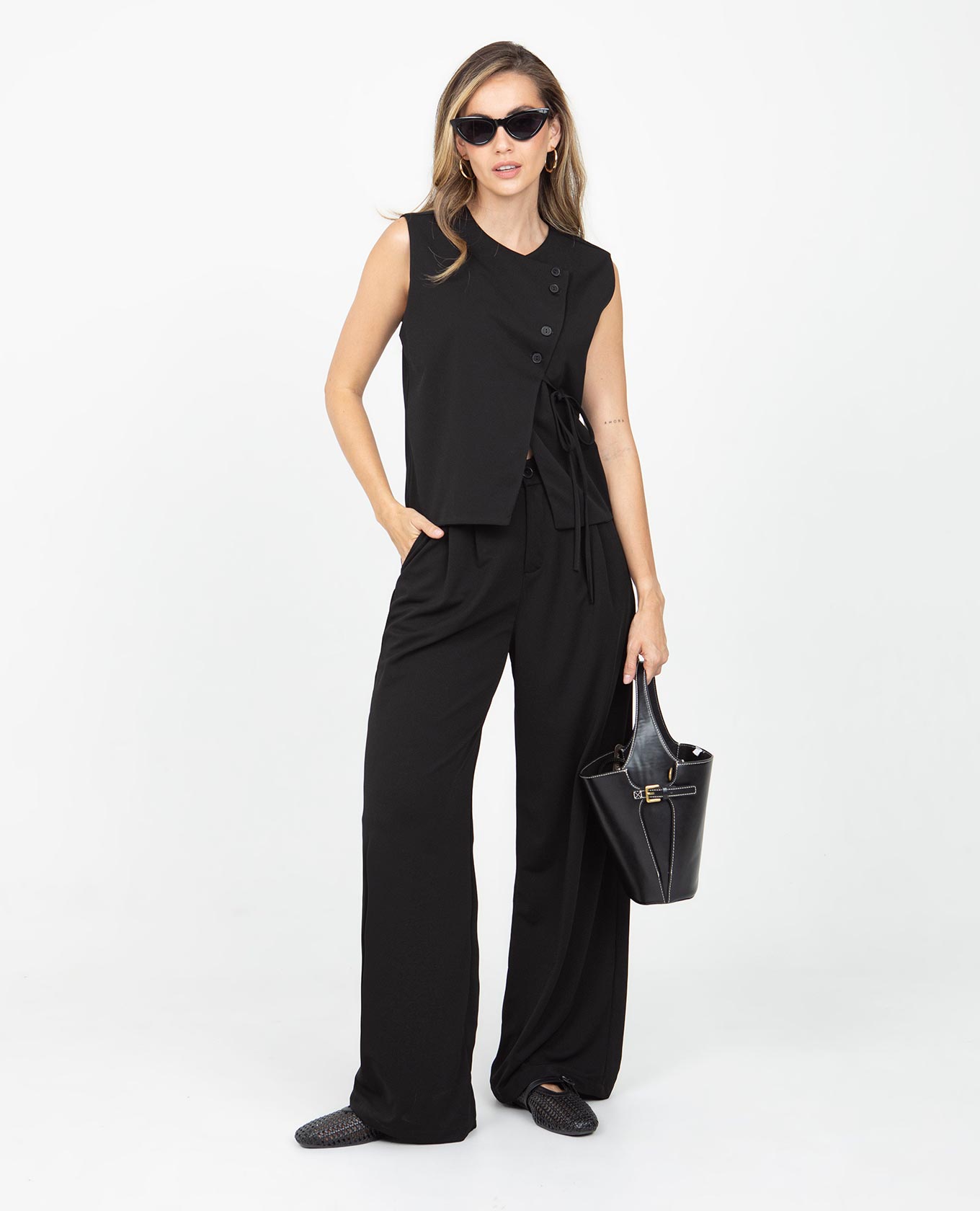 PANTALÓN TIRO ALTO PARA MUJER NEGRO SILUETA WIDE LEG CON PRENSES Adrissa | Ropa para mujer Pantalones