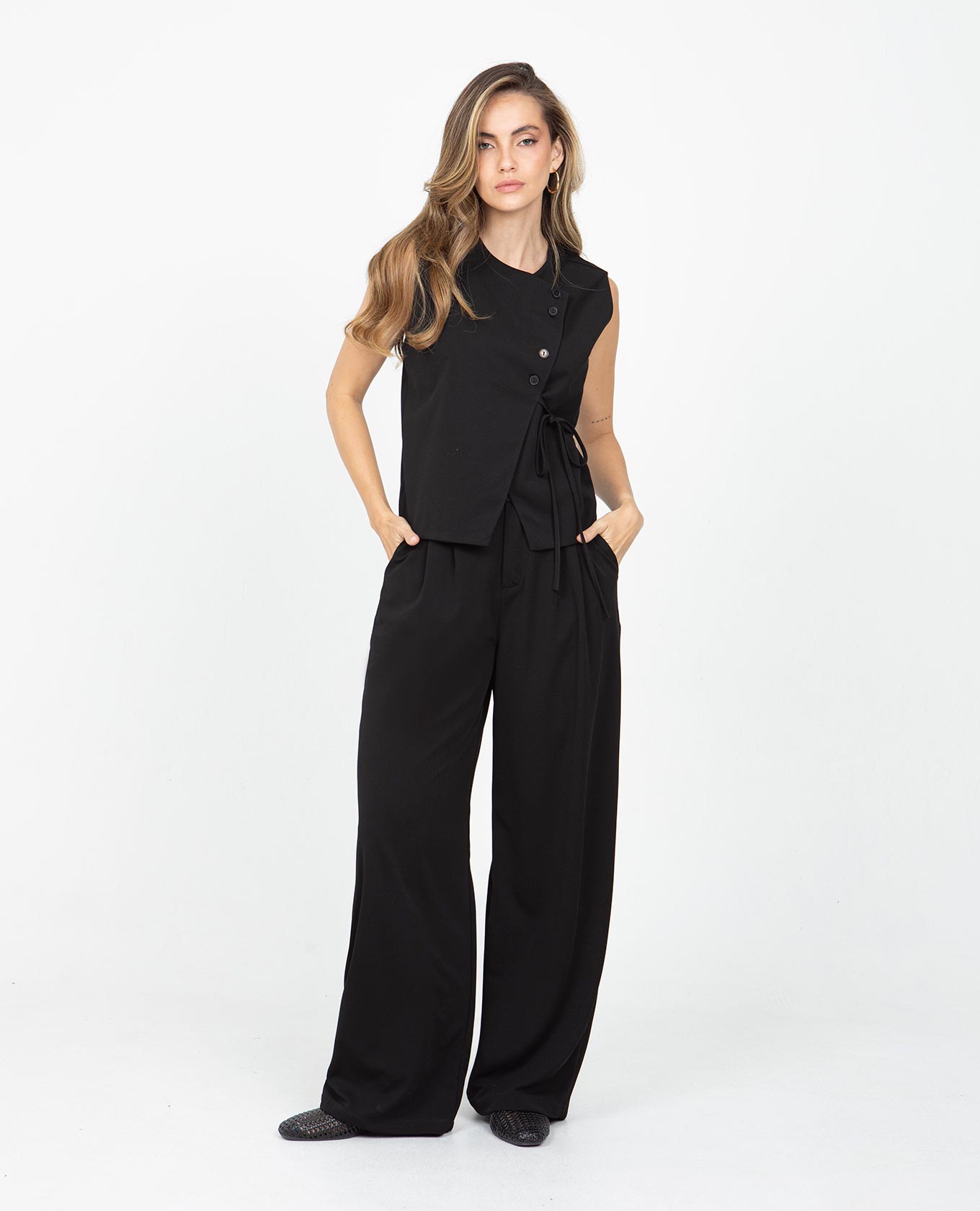 PANTALÓN TIRO ALTO PARA MUJER NEGRO SILUETA WIDE LEG CON PRENSES Adrissa | Ropa para mujer Pantalones