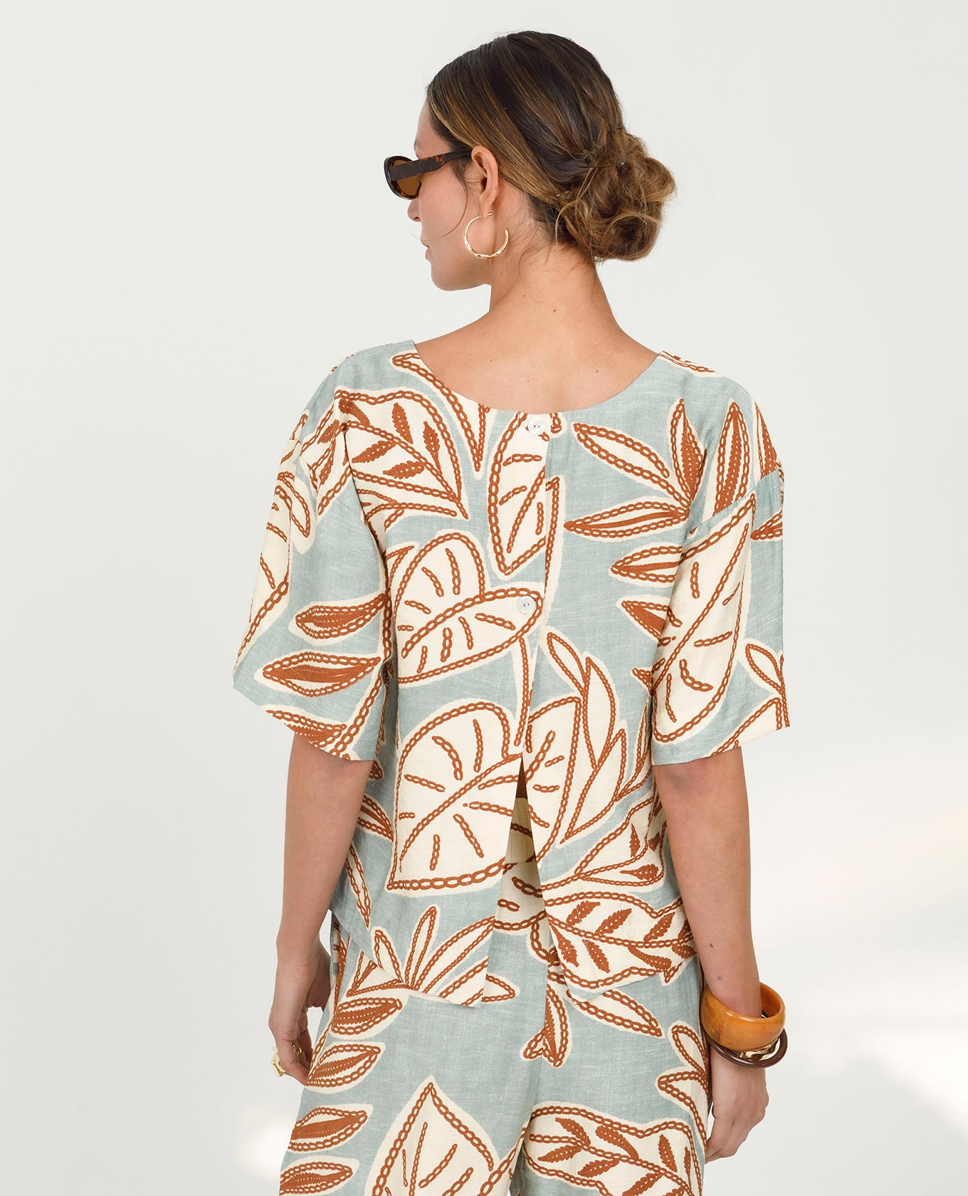 BLUSA ESTAMPADA PARA MUJER MANGA CORTA ESPALDA CON PERILLA Adrissa | Ropa para mujer Blusas