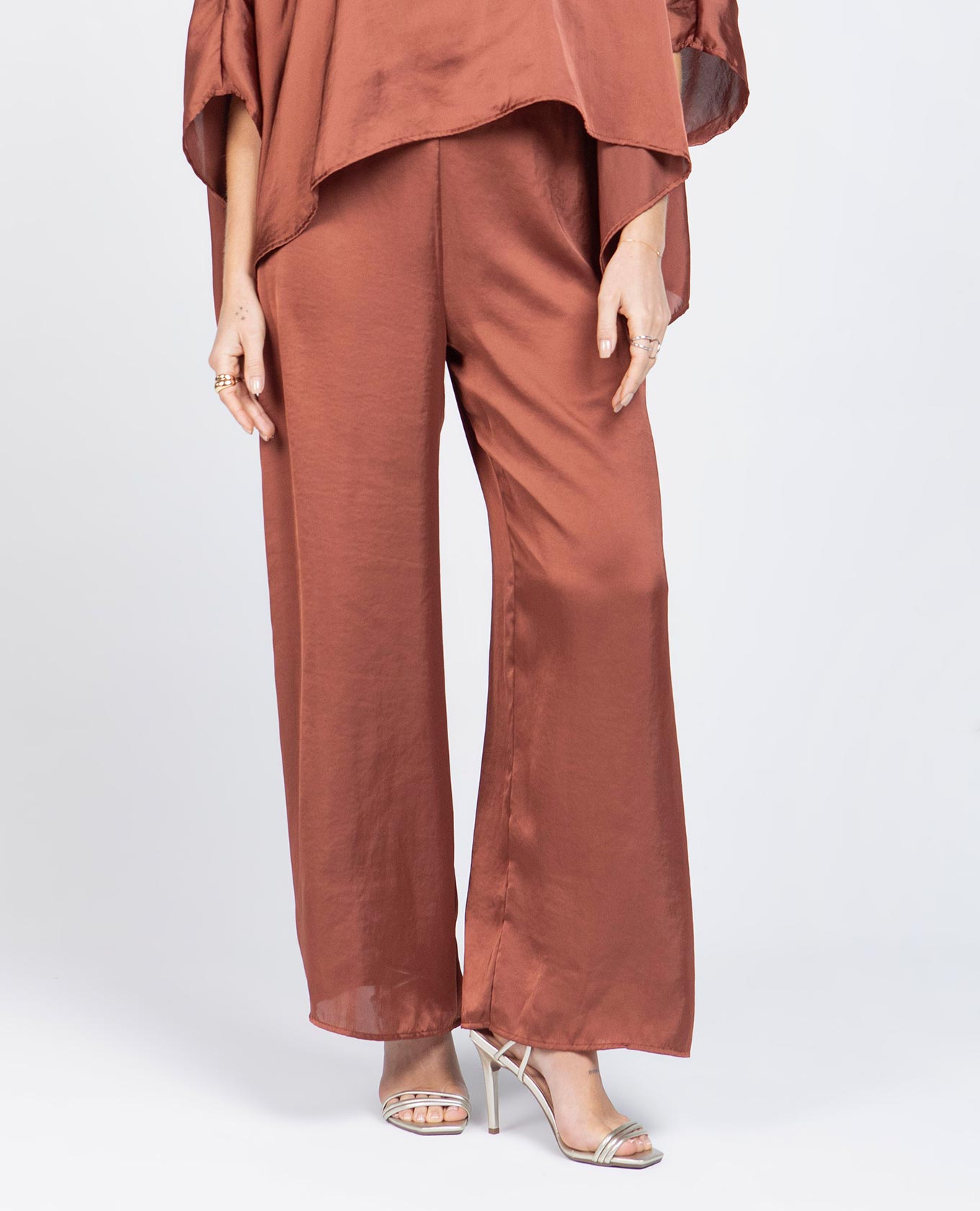 PANTALÓN WIDE LEG PARA MUJER EN TELA SATINADA CON CREMALLERA EN COSTADO Adrissa | Ropa para mujer Pantalones