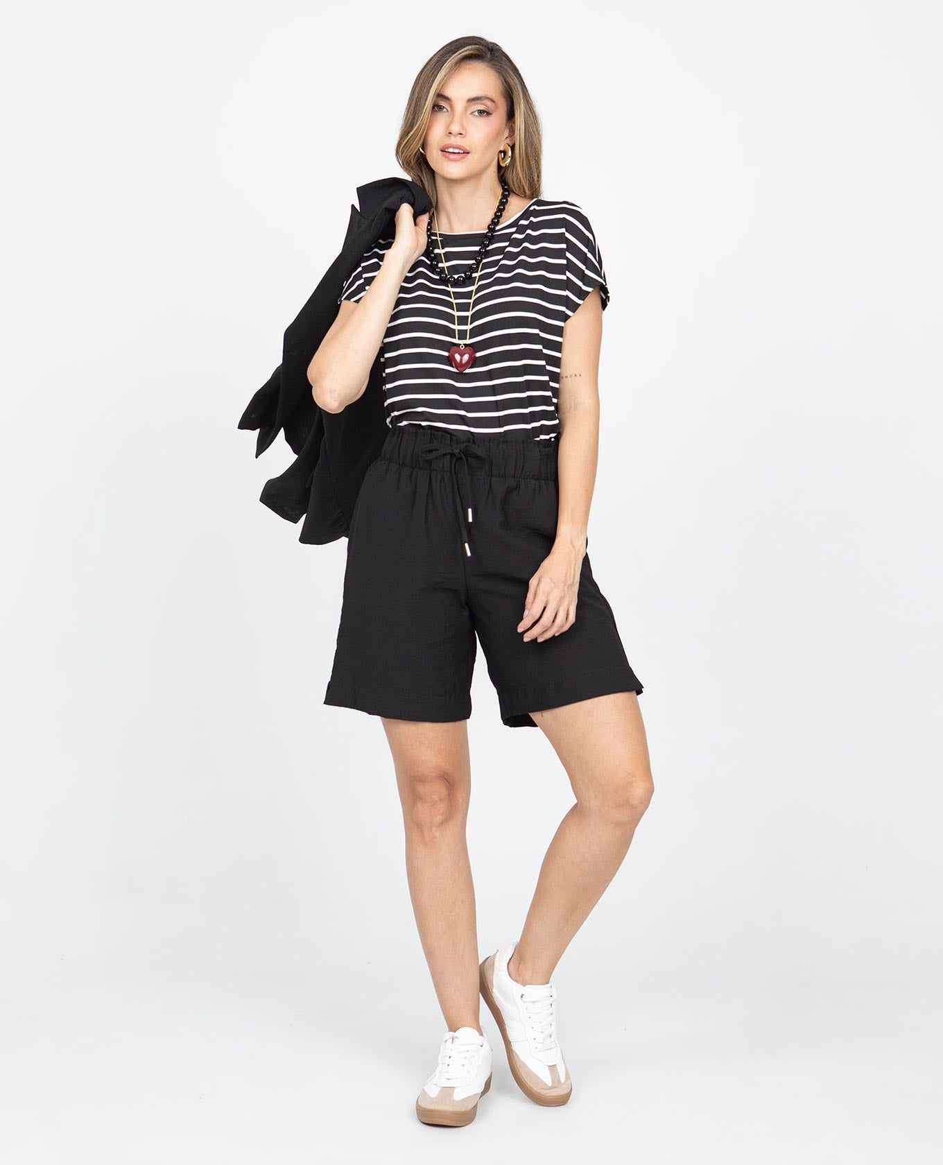 BERMUDA NEGRA PARA MUJER CON ELÁSTICO EN CINTURA Y TIRAS CON PUNTERAS METÁLICAS Adrissa | Ropa para mujer Pantalones