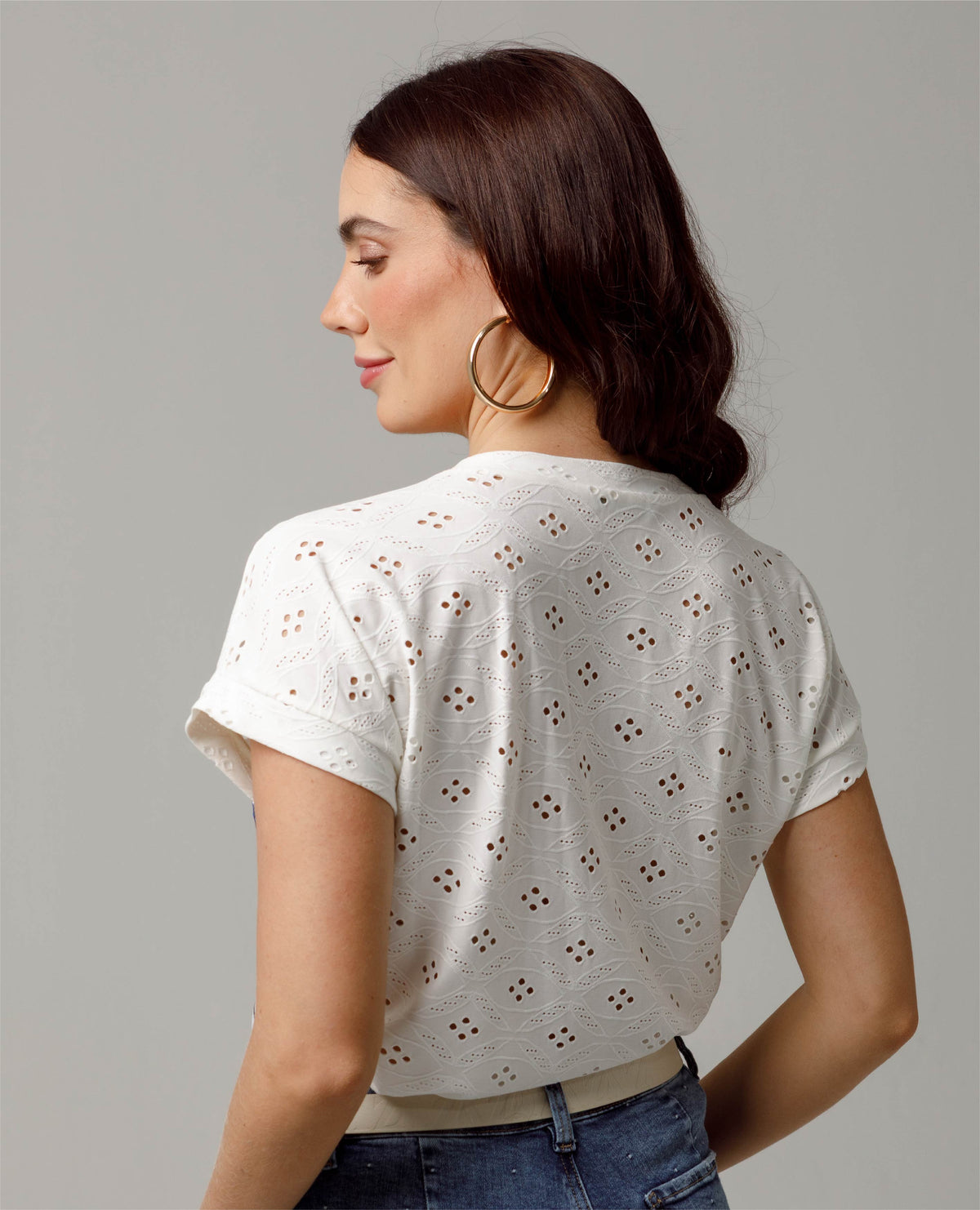 CAMISETA MANGA CORTA PARA MUJER CON ESTAMPADO SILUETA TELA EFECTO OJALILLO