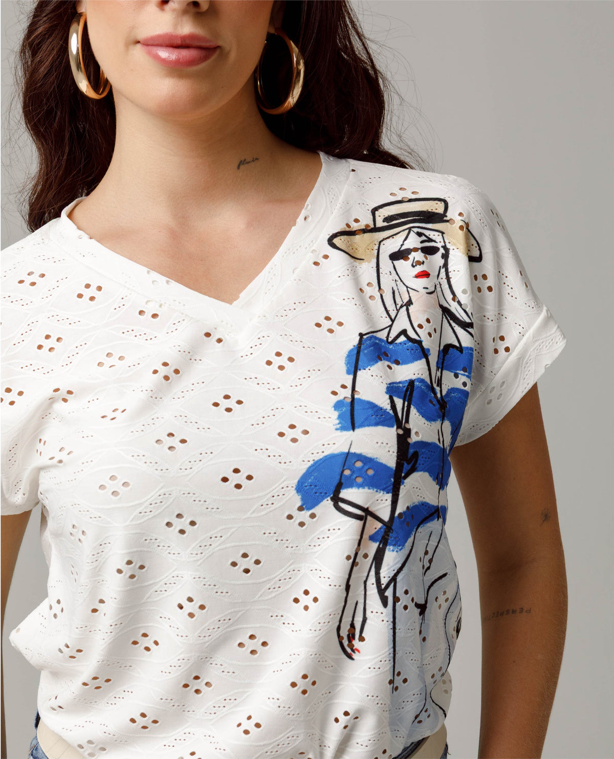 CAMISETA MANGA CORTA PARA MUJER CON ESTAMPADO SILUETA TELA EFECTO OJALILLO