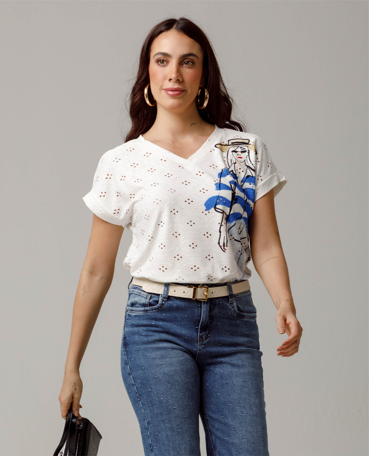 CAMISETA MANGA CORTA PARA MUJER CON ESTAMPADO SILUETA TELA EFECTO OJALILLO