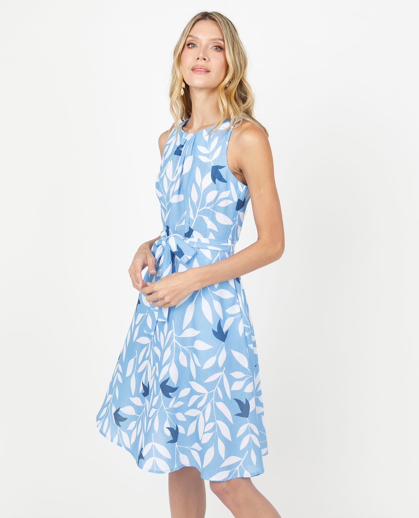 VESTIDO CORTO PARA MUJER ESTAMPADO CON PRENSES EN ESCOTE Y ANUDADO EN ESPALDA Adrissa | Ropa para mujer Vestidos