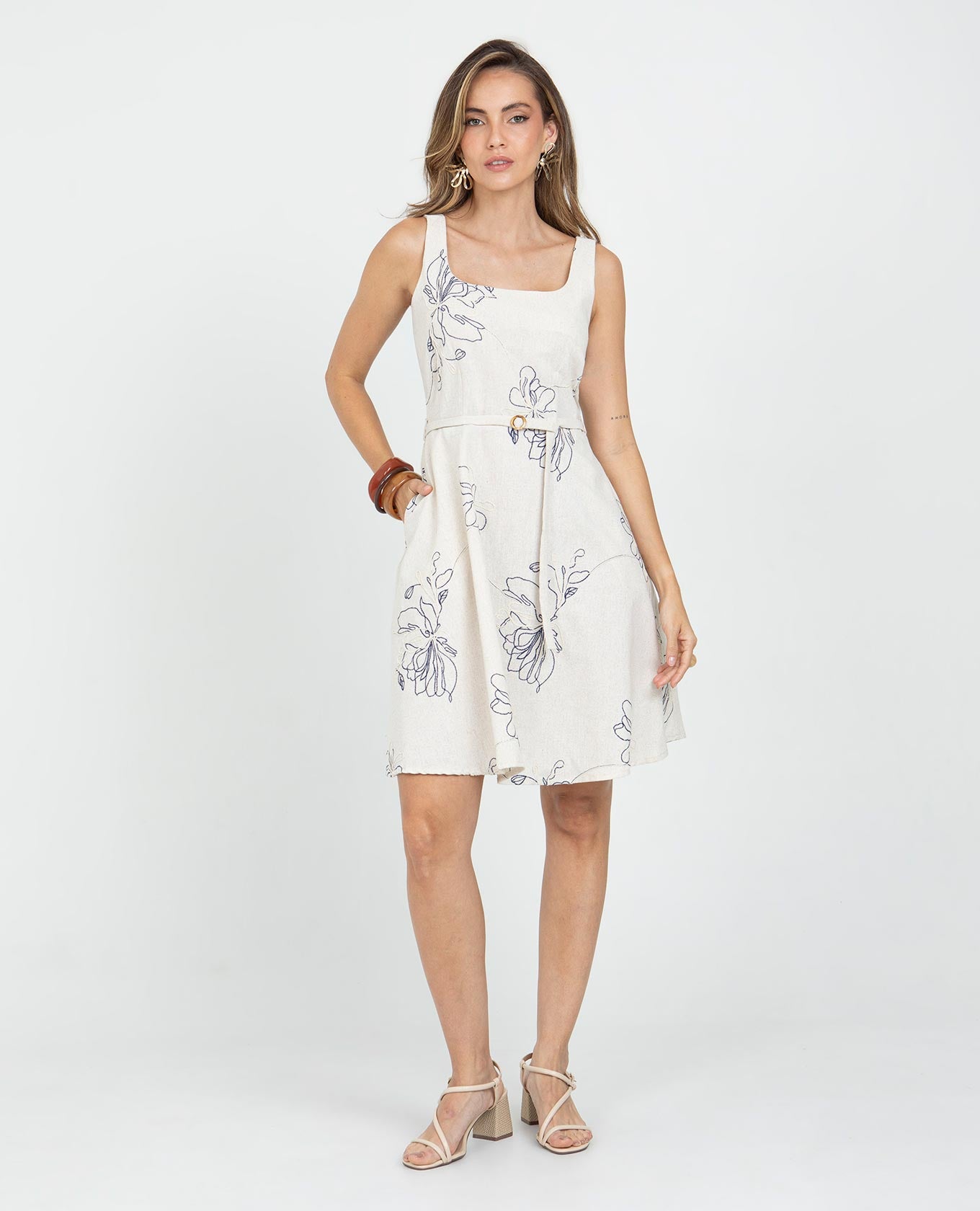 VESTIDO CORTO PARA MUJER CON FALDA ROTONDA TELA BORDADA CON CINTURON