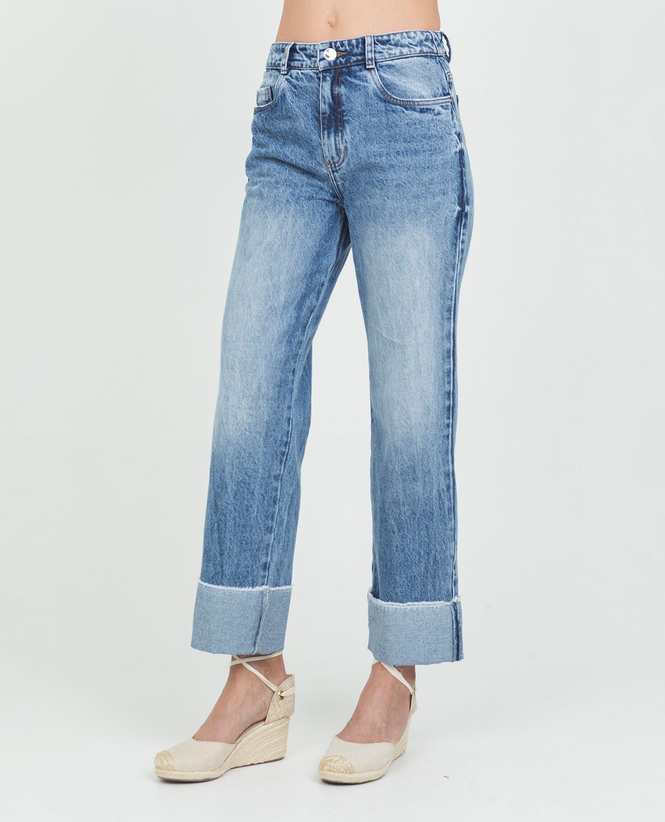 JEAN REGULAR PARA MUJER CON BOTA DOBLADA TONO MEDIO PRETINA DELGADA Adrissa | Ropa para mujer
