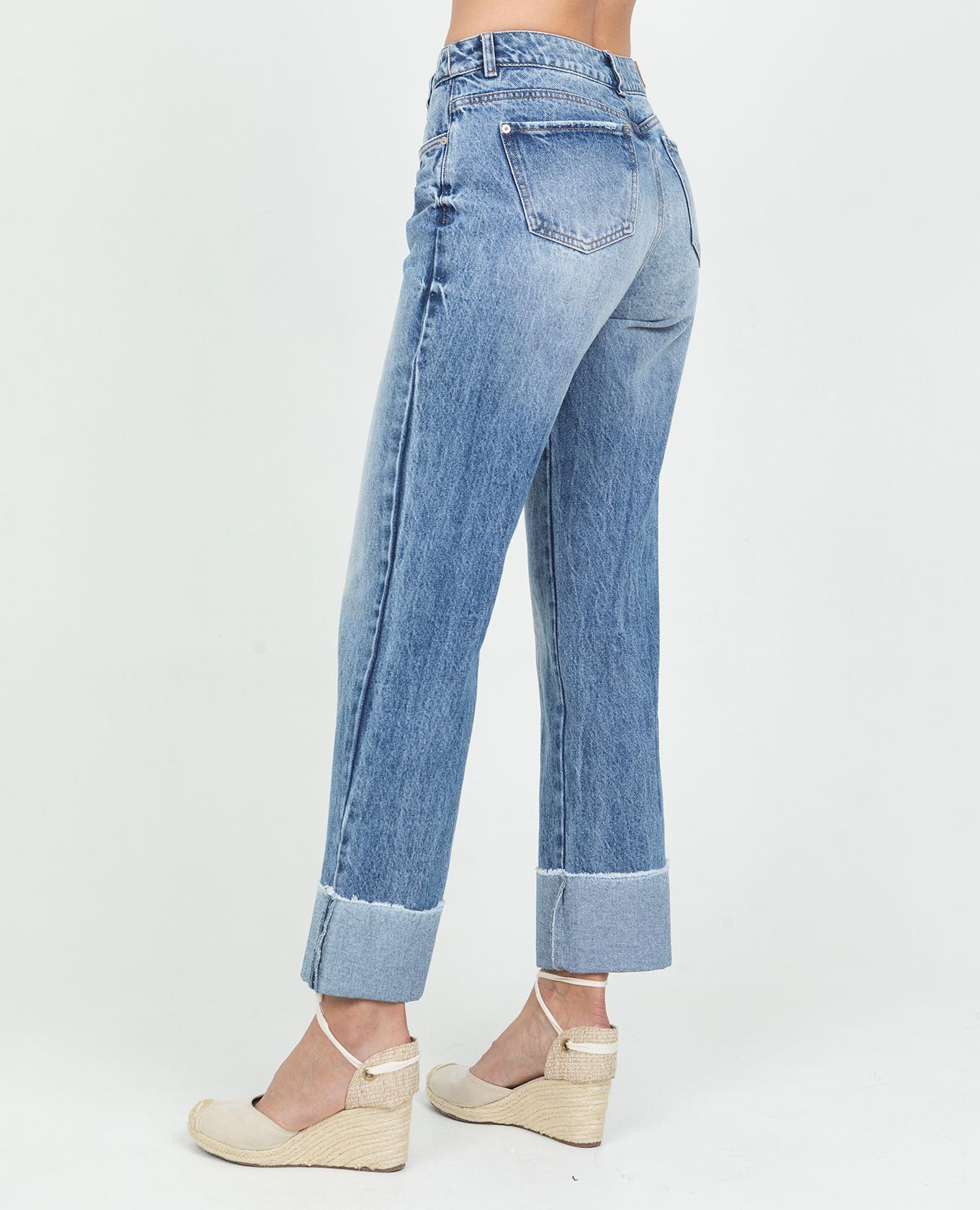 JEAN REGULAR PARA MUJER CON BOTA DOBLADA TONO MEDIO PRETINA DELGADA Adrissa | Ropa para mujer