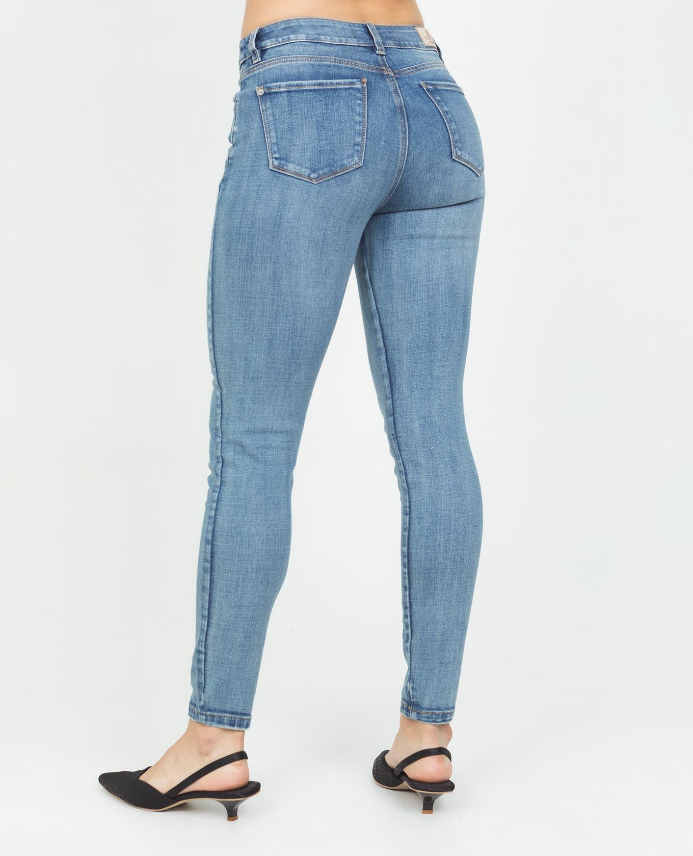 JEAN SKINNY PARA MUJER TONO CLARO PRETINA DELGADA CINCO BOLSILLOS Adrissa | Ropa para mujer
