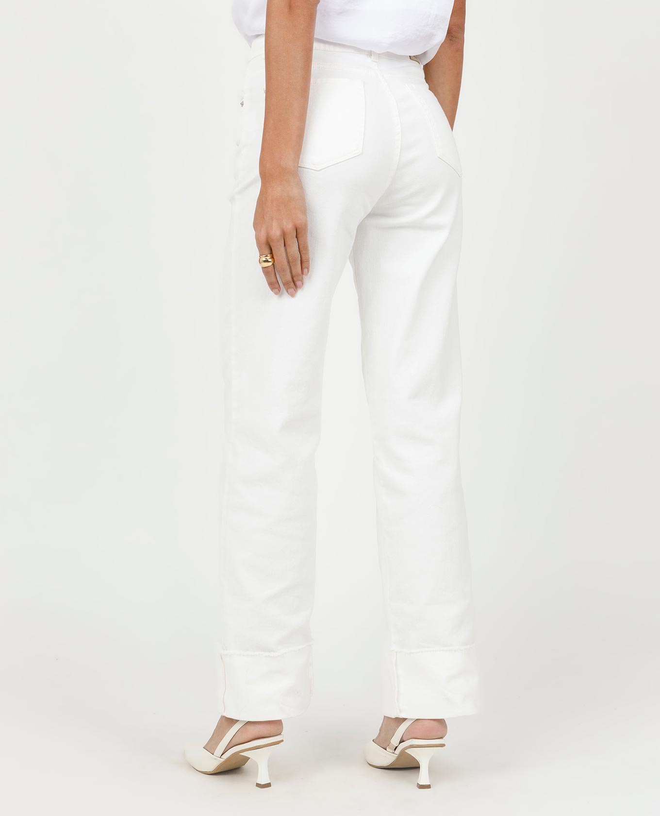 PANTALÓN REGULAR PARA MUJER TONO CRUDO CON BOTA DOBLADA CINCO BOLSILLOS Adrissa | Ropa para mujer Jeans