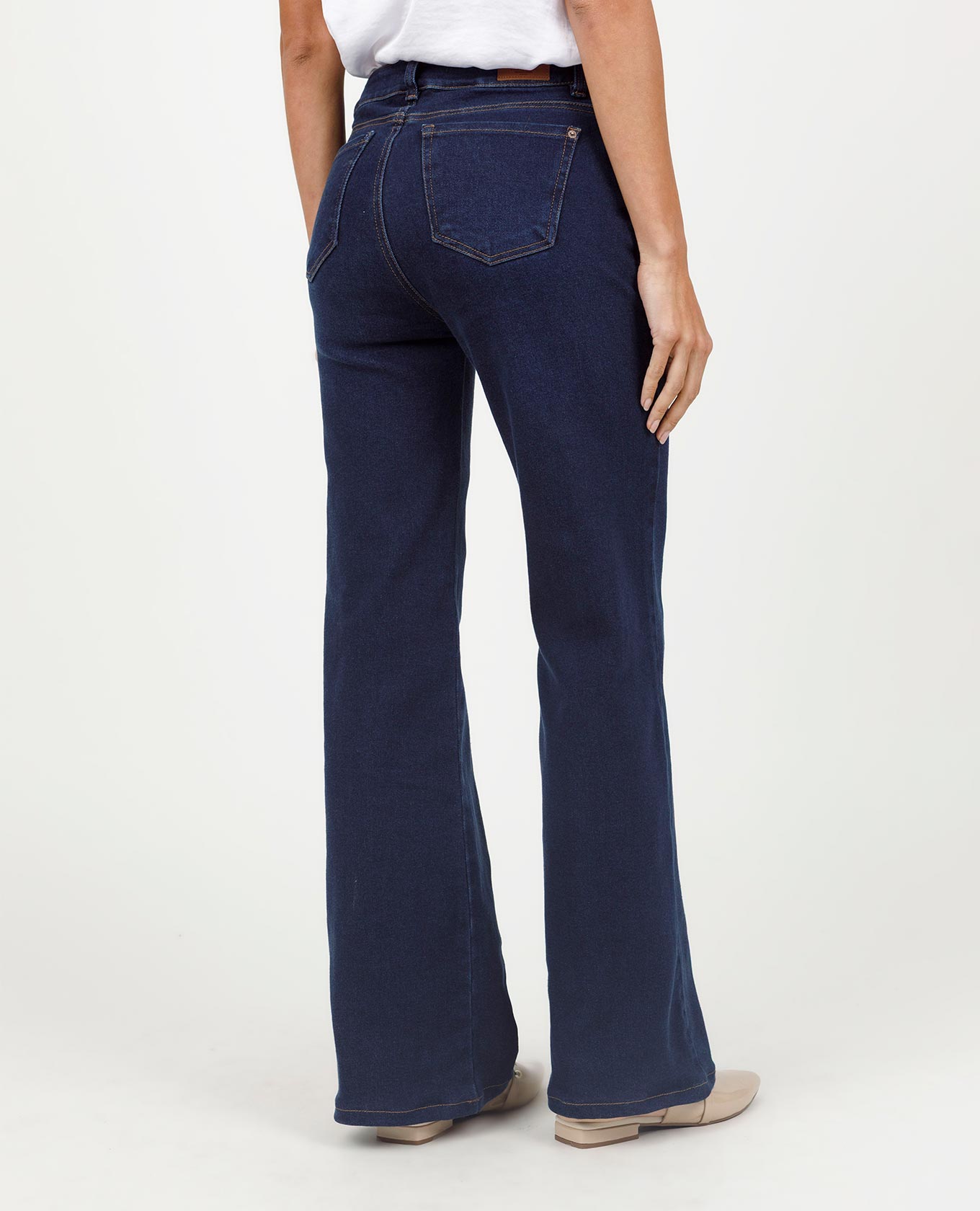 JEAN MOM FLARE PARA MUJER TONO OSCURO CINCO BOLSILLOS COSTURAS EN CONTRASTE Adrissa | Ropa para mujer Jeans