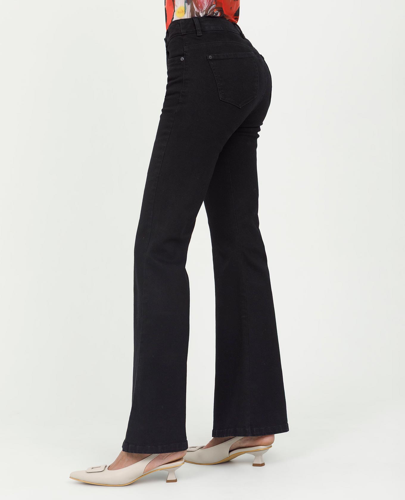 PANTALÓN NEGRO PARA MUJER SILUETA FLARE CINCO BOLSILLOS Adrissa | Ropa para mujer