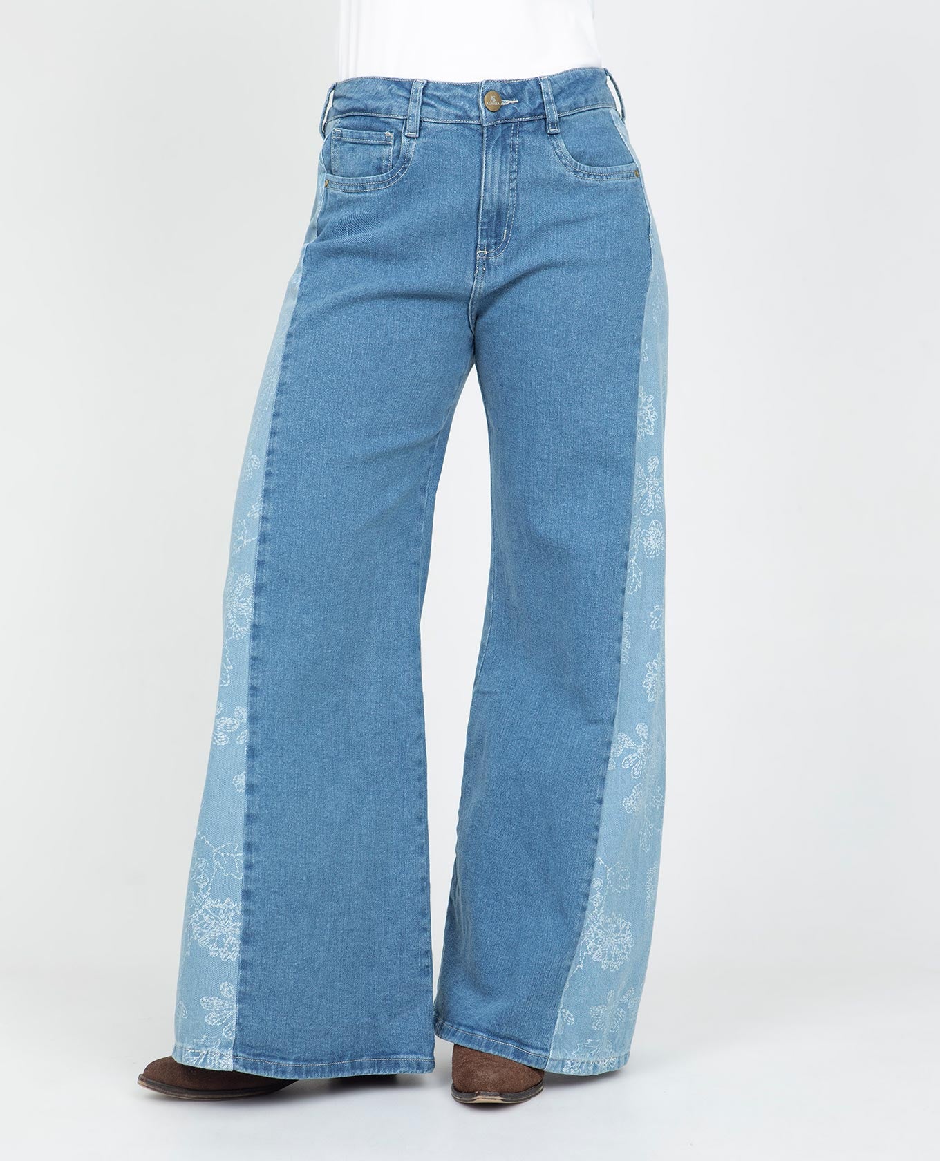 JEAN WIDE LEG PARA MUJER TONO CLARO CON CORTES EN COSTADOS CON LÁSER Adrissa | Ropa para mujer Jeans