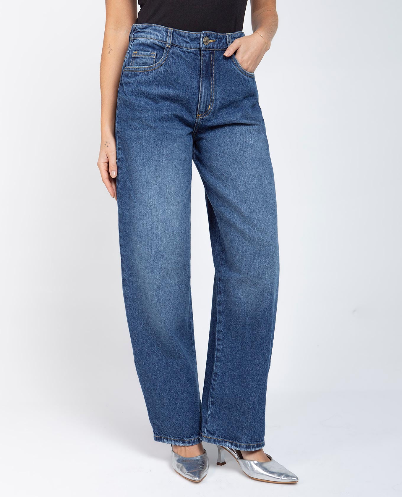 JEAN BARREL PARA MUJER CINCO BOLSILLOS CON COSTURAS EN CONTRASTE Adrissa | Ropa para mujer Jeans